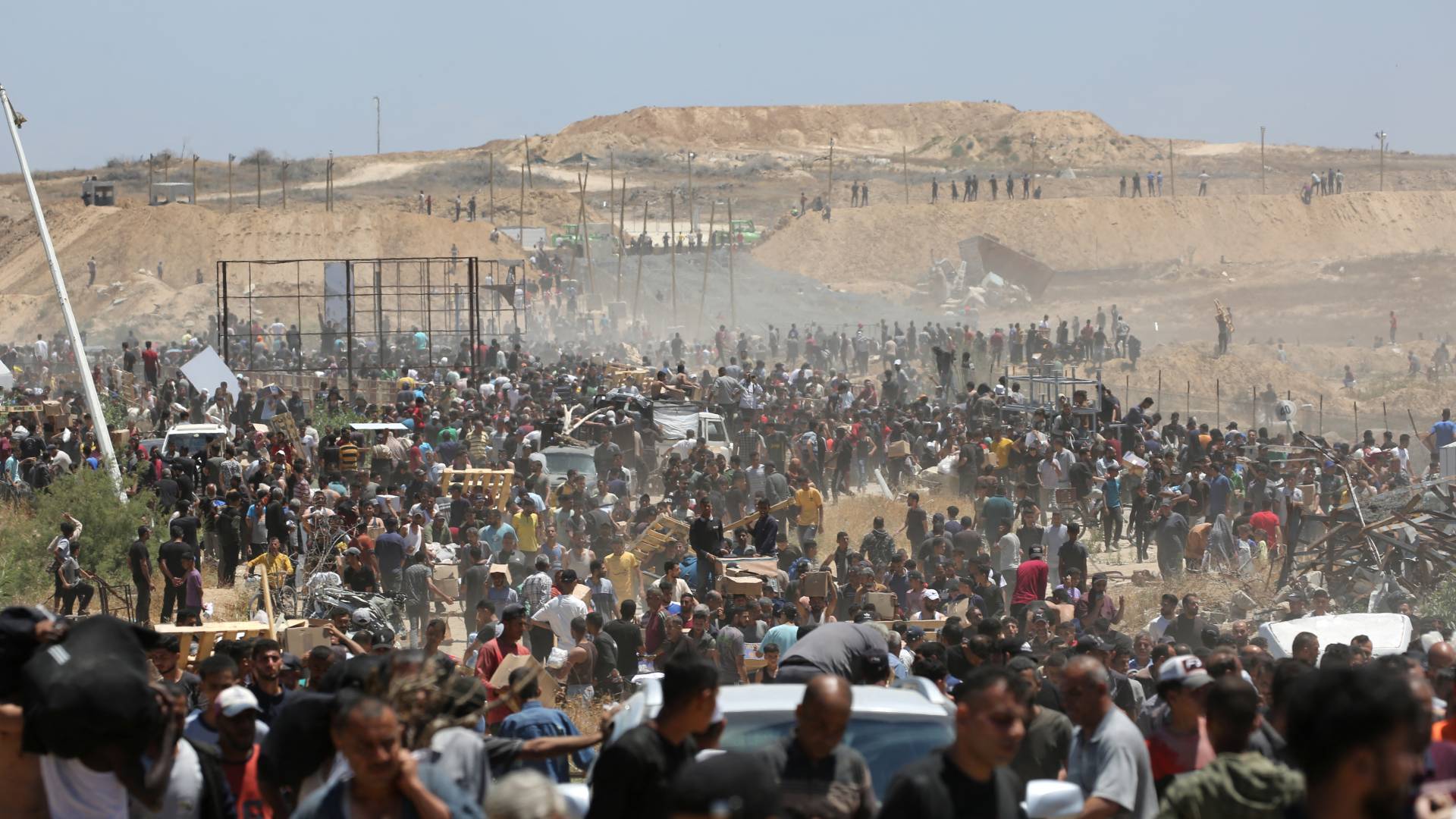 الآلاف في قطاع غزة يحتشدون للحصول على مساعدات