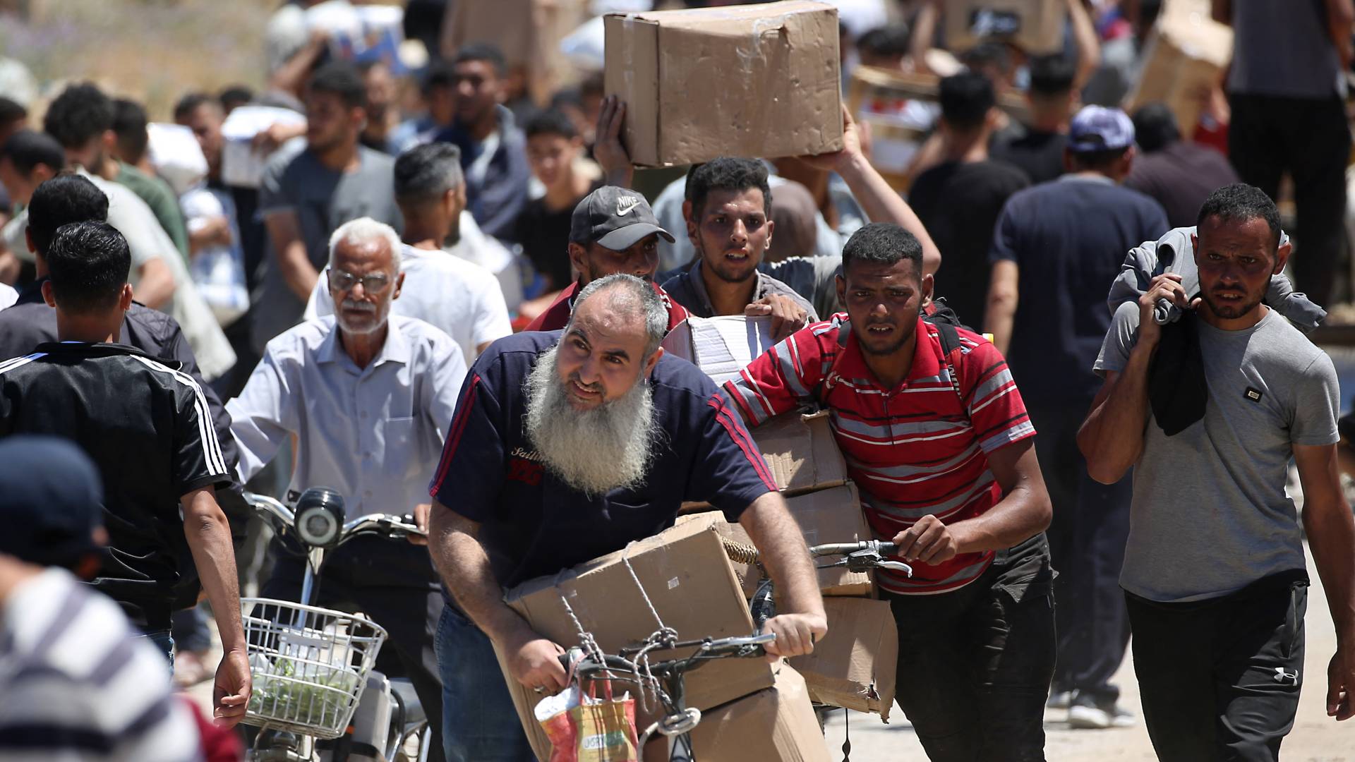 أفراد من قطاع غزة يحاولون الحصول على المساعدات