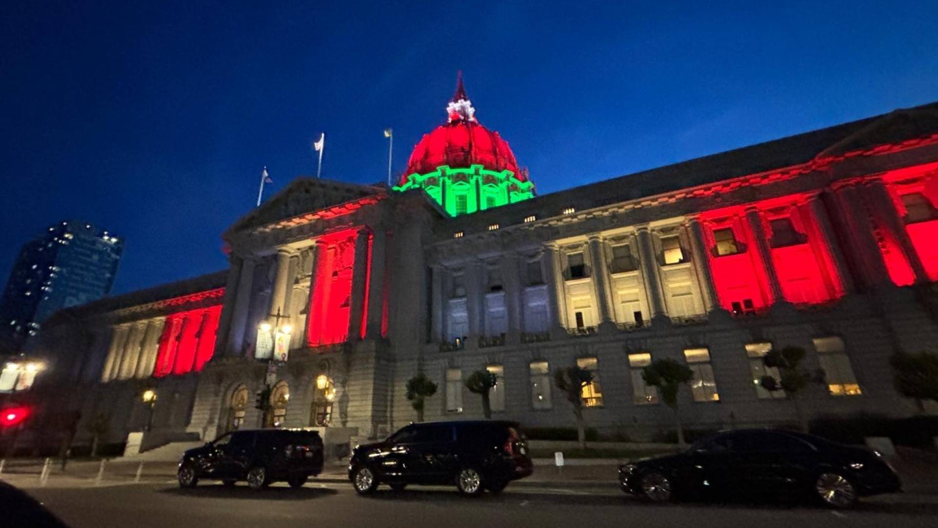 تقديرا للأردن وبمناسبة عيد الاستقلال الـ79 إضاءة مبنى بلدية سان فرانسيسكو بألوان العلم الأردني - فيديو