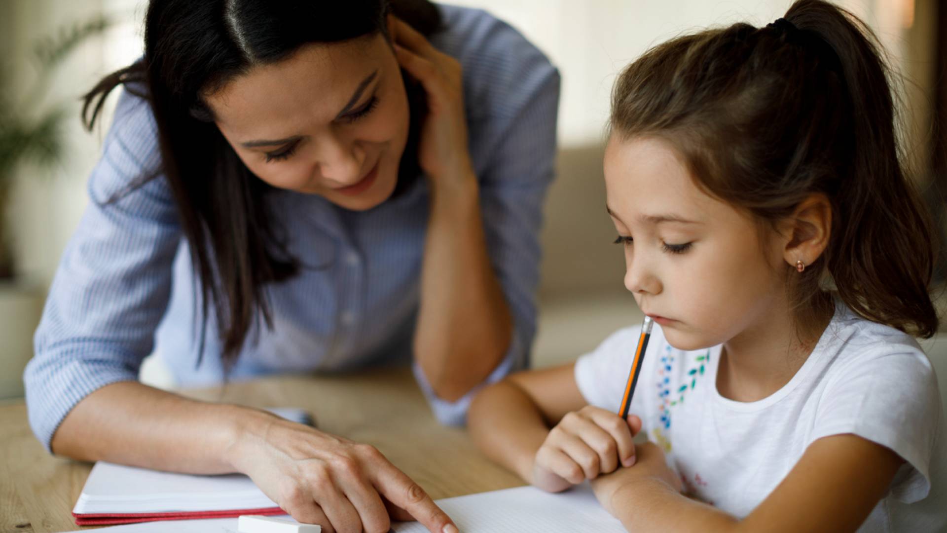 أم تدرس ابنتها