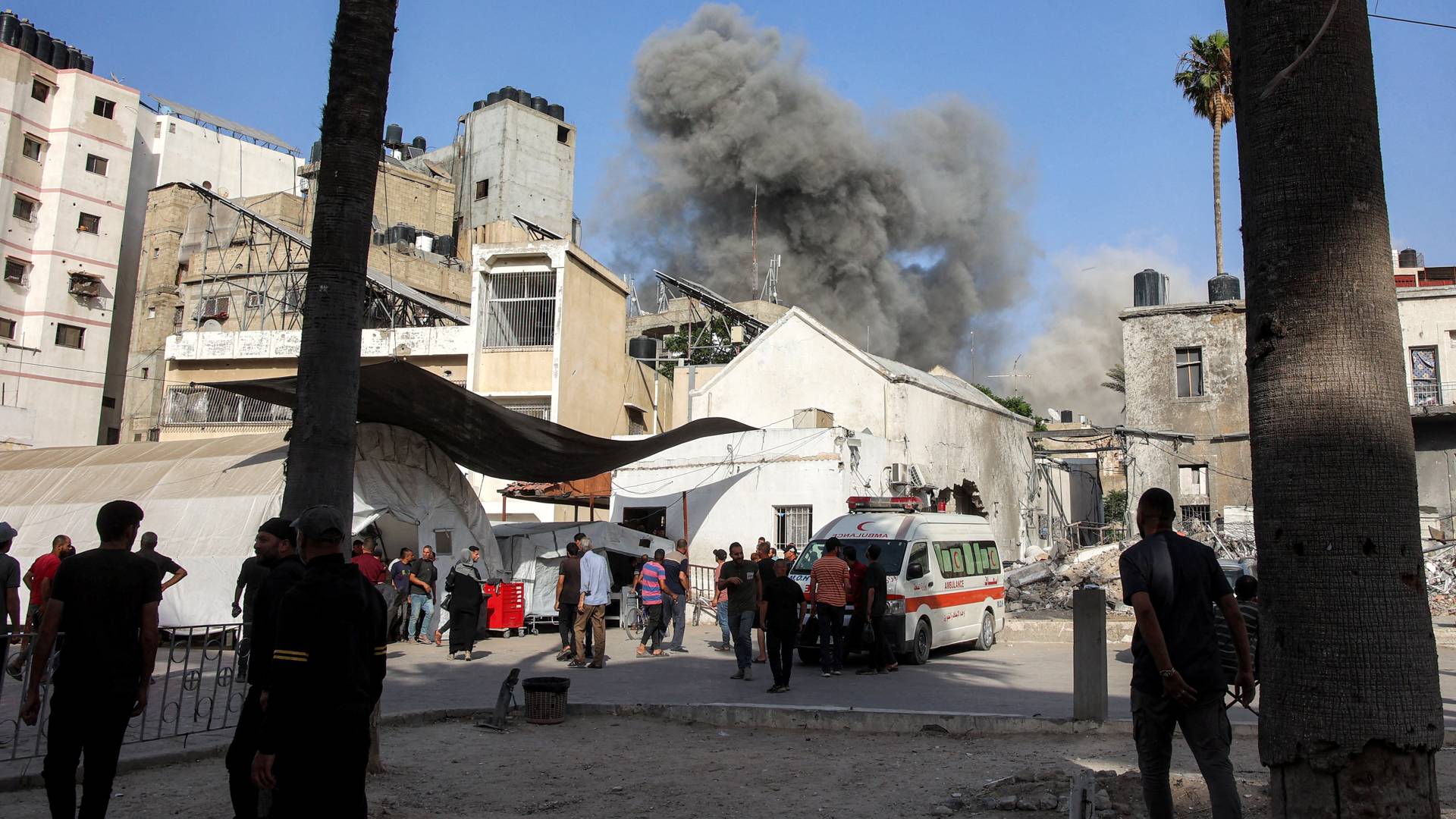 دخان يتصاعد جراء استهداف الاحتلال مستشفى المعمداني