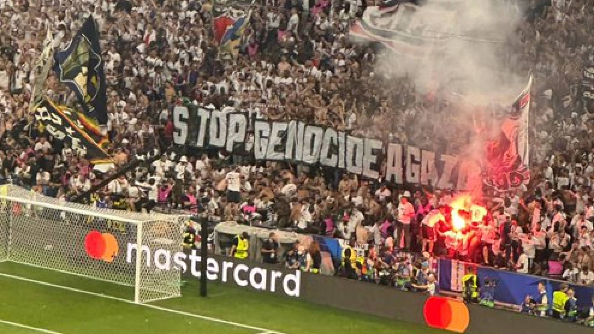 جماهير باريس سان جيرمان ترفع لافتة تضامنية مع غزة خلال نهائي دوري الأبطال