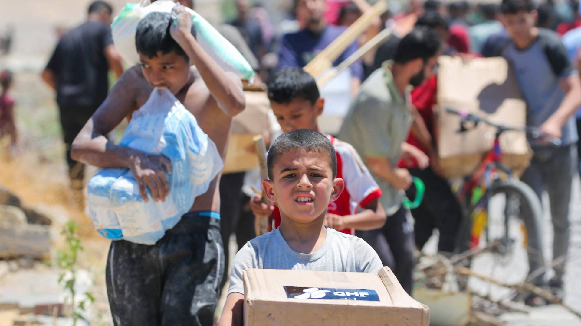 خلال محاولة أفراد من غزة الحصول على المساعدات