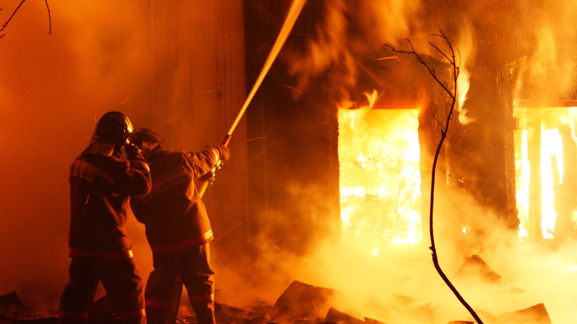 رجال يحاولون إطفاء حريق - تعبيرية