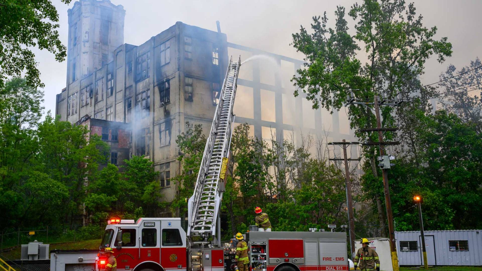 خلال محاولات إطفاء الحريق