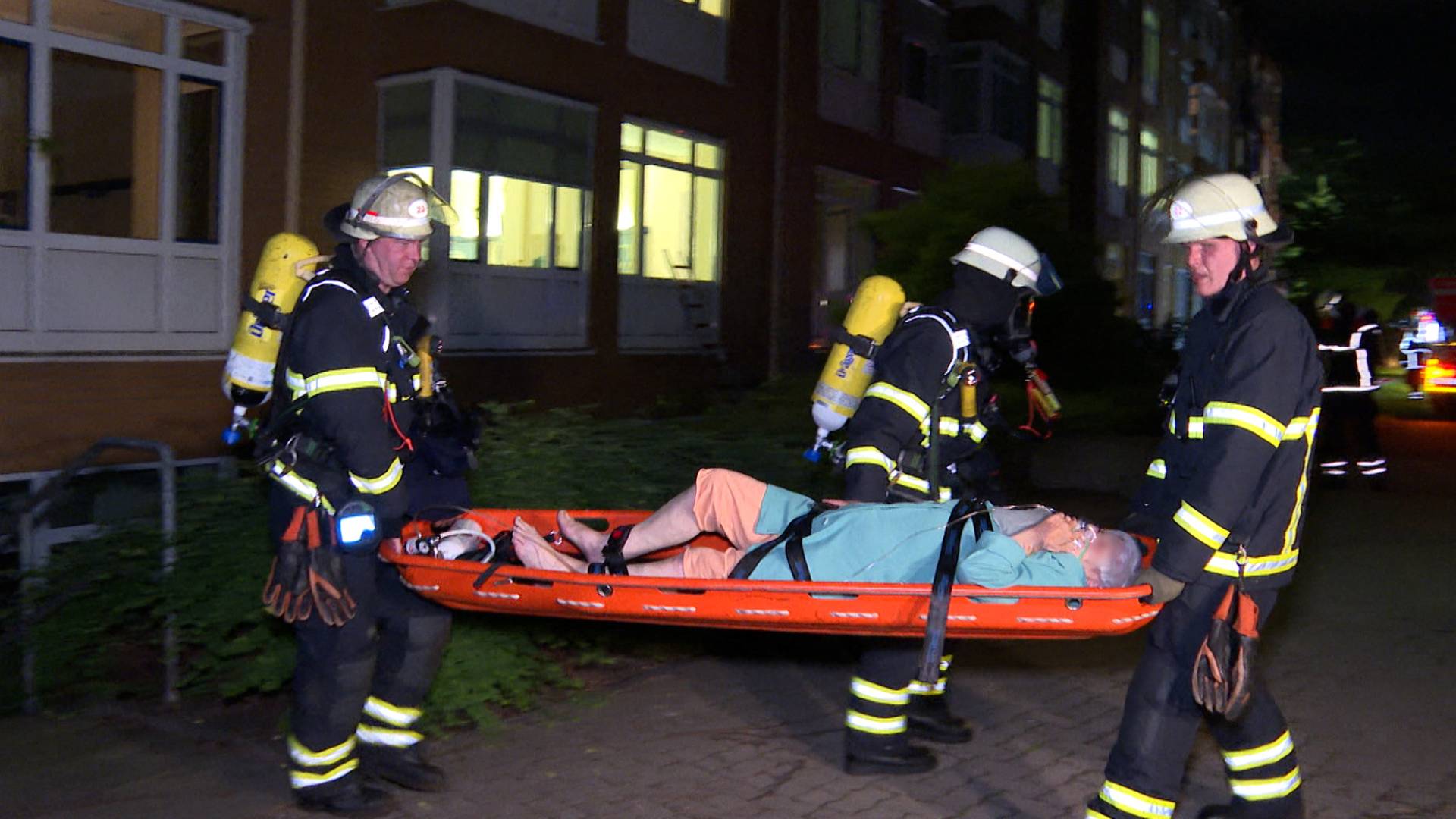 آثار الحريق تظهر على واجهة مستشفى مارينكرانكنهاوس في هامبورغ، شمالي ألمانيا