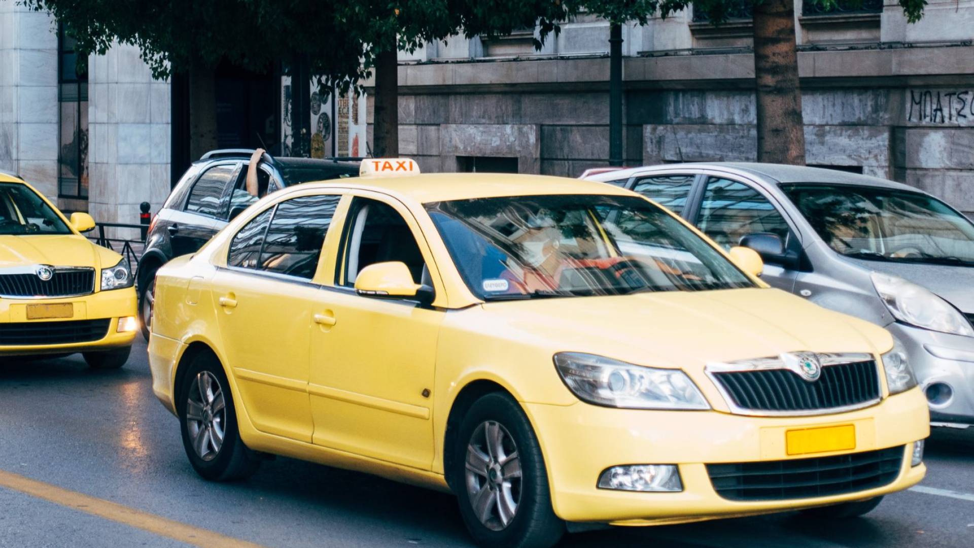 صورة تظهر سائق تاكسي