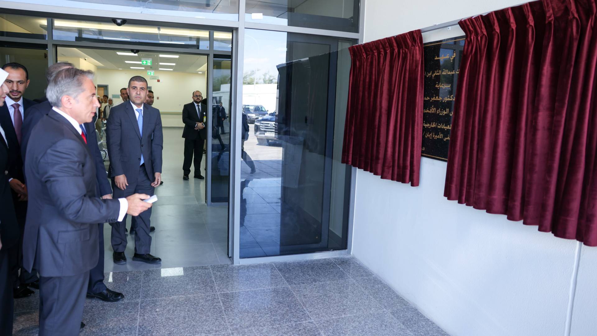 رئيس الوزراء جعفر حسان خلال تفقده لأعمال التوسعة