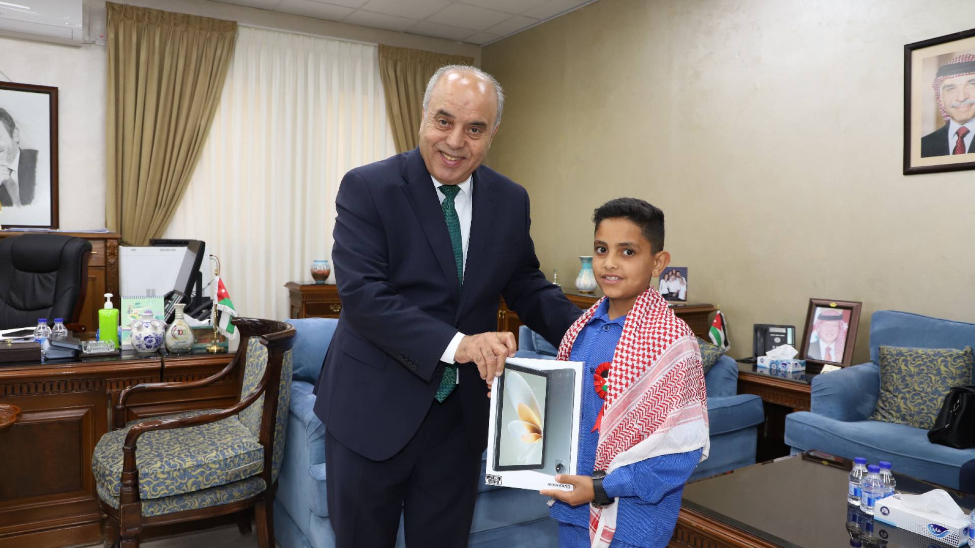 وزير التربية والتعليم عزمي محافظة برفقة الطالب  عابد أبو محفوظ