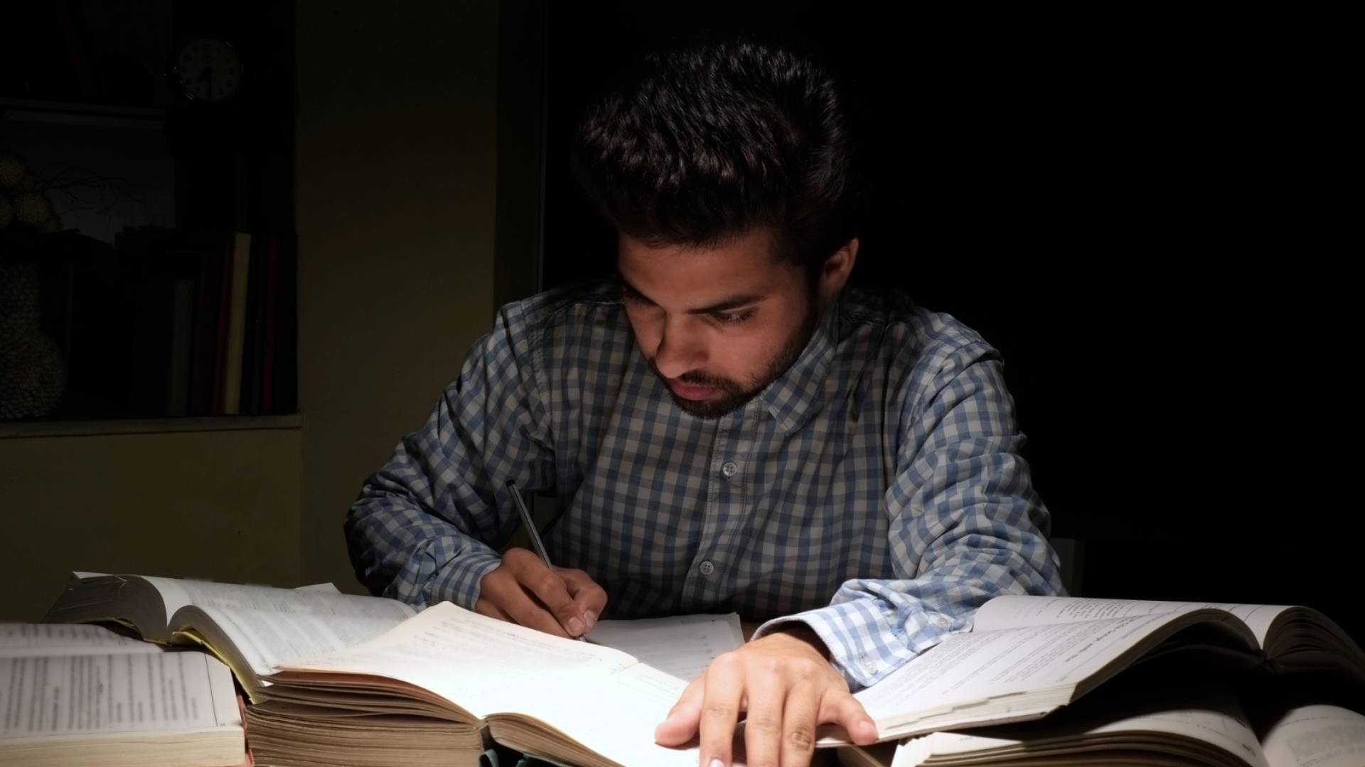 طالب يواظب على الدراسة - تعبيرية