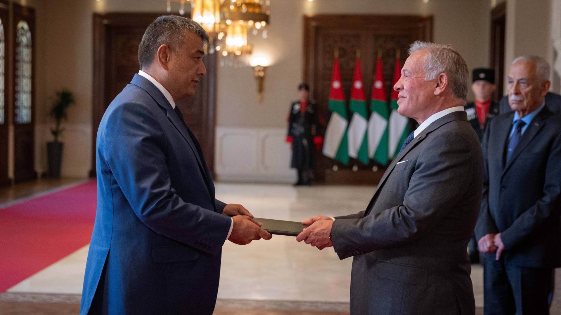 الملك يتقبل أوراق اعتماد سفراء عدة دول