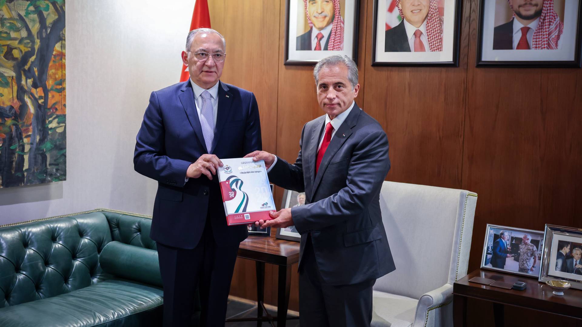 رئيس الوزراء يتسلم نسخة من التقرير السنوي لهيئة النزاهة ومكافحة الفساد لسنة 2024