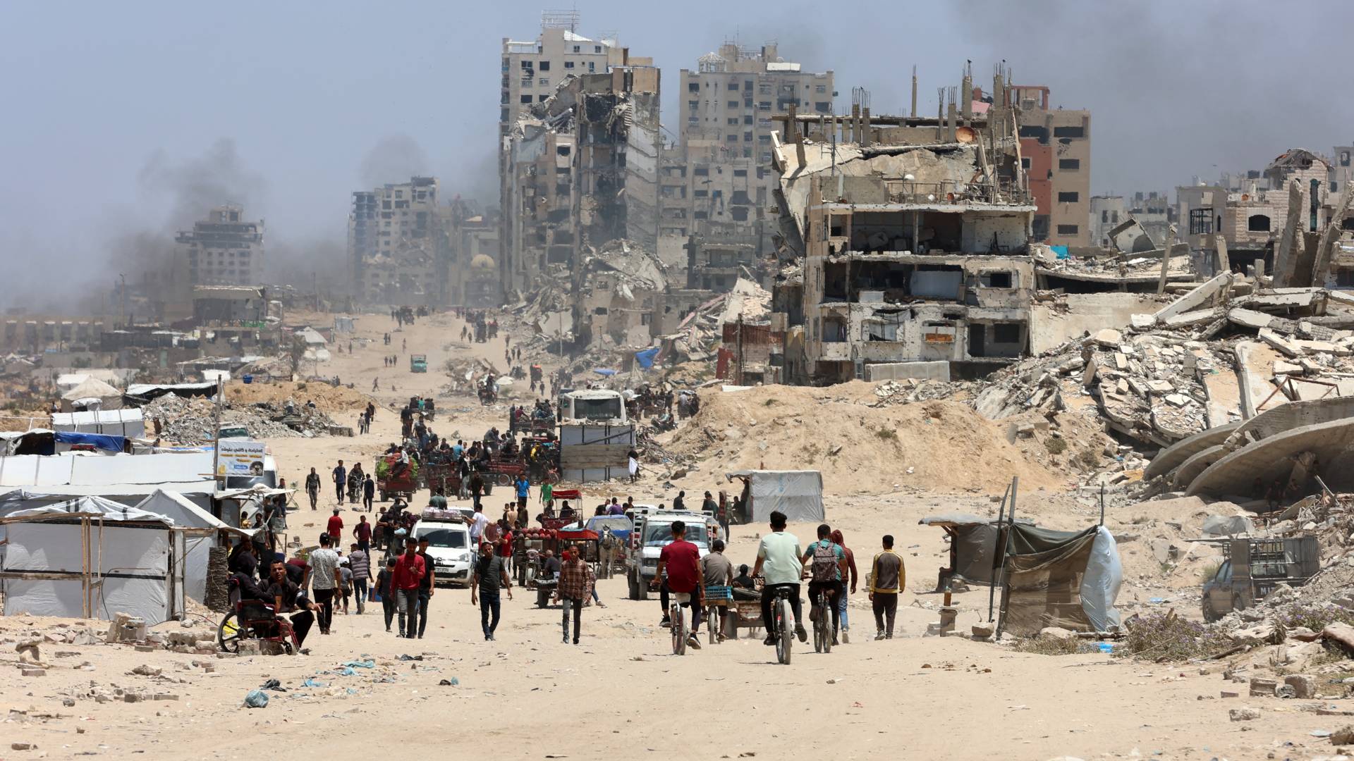 فلسطينيون نازحون نحو جنوب غزة على طول طريق الرشيد الساحلي