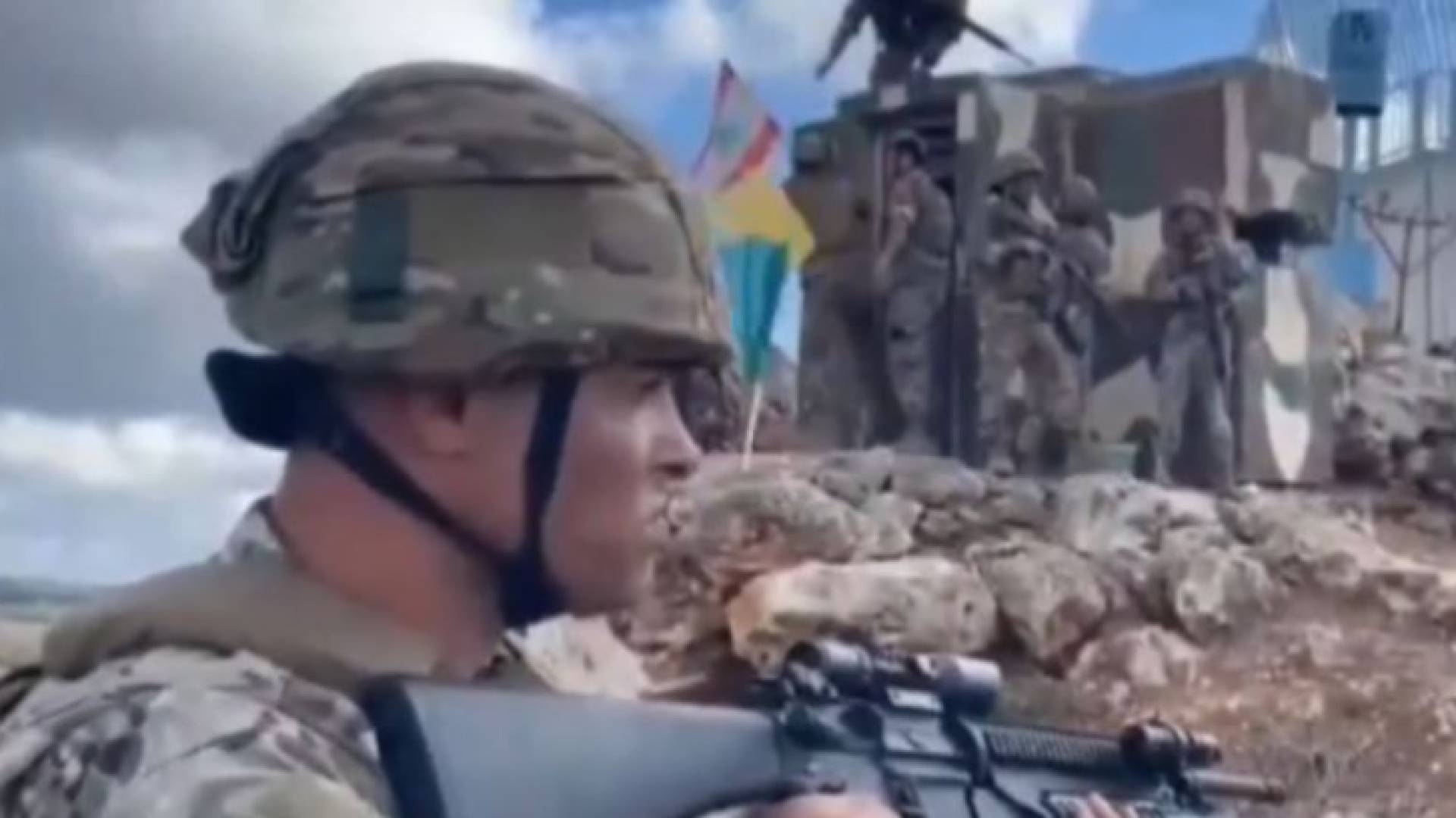 الجيش اللبناني يزيل علم لواء غولاني وسواتر للاحتلال من تلة رويسات الحدب جنوب لبنان