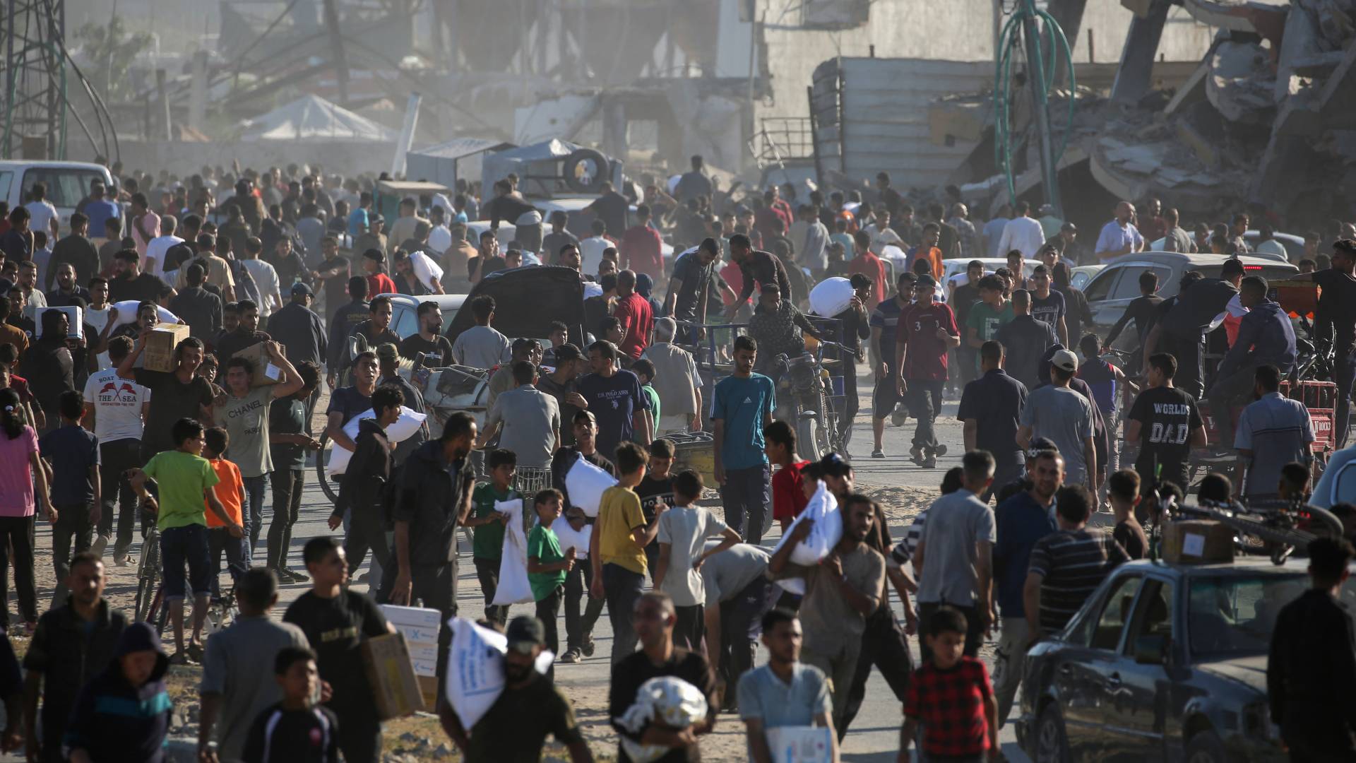 فلسطينيون بتوافدون لمواقع توزيع المساعدات