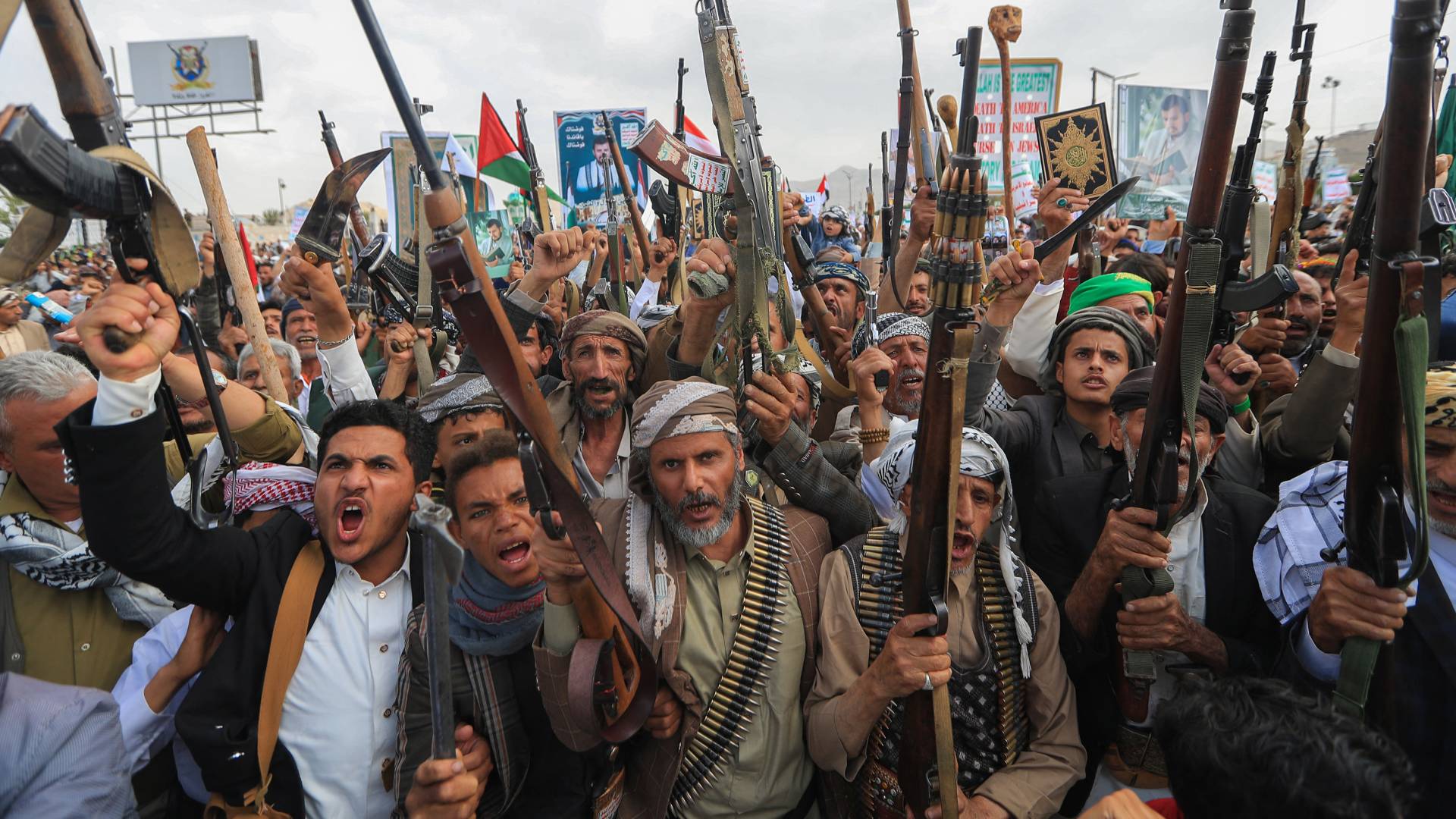 يمنيون يتظاهرون تضامنا مع غزة