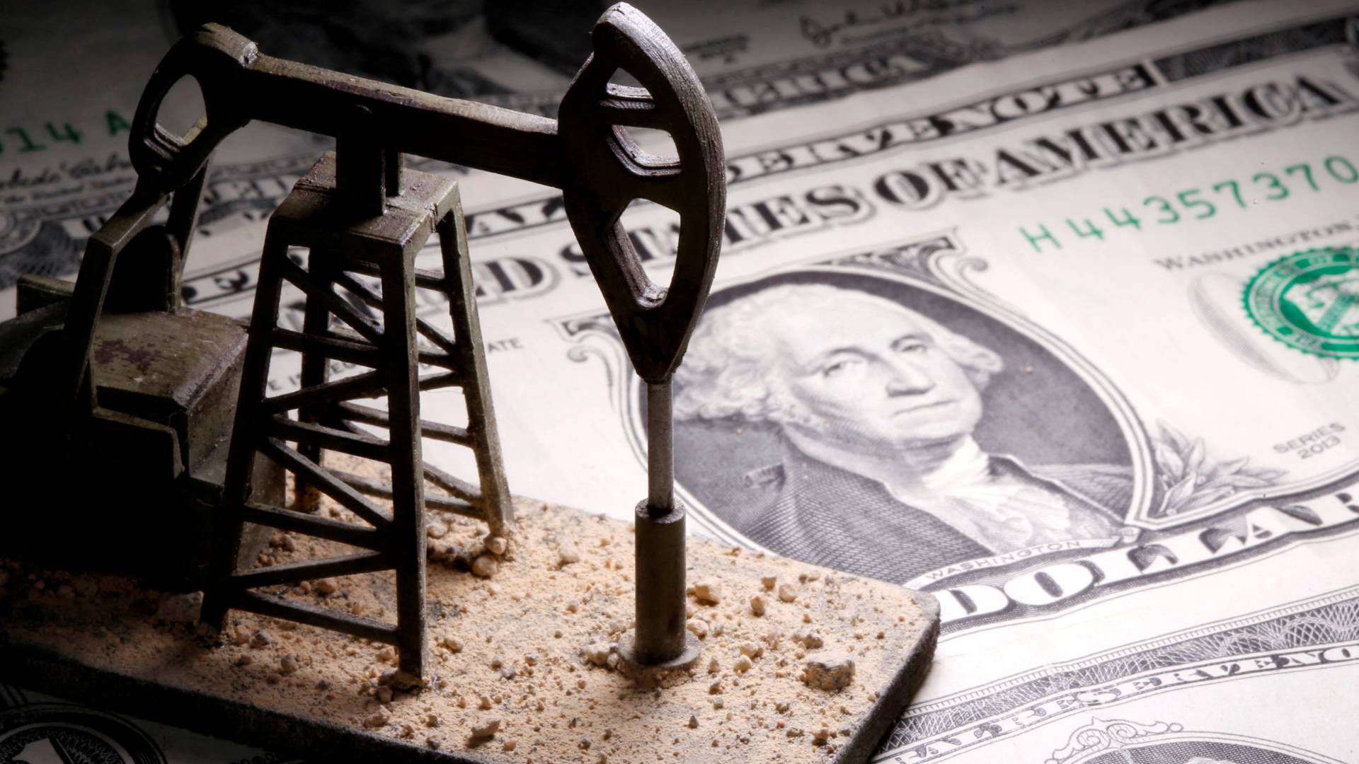 النفط والدولار - تعبيرية