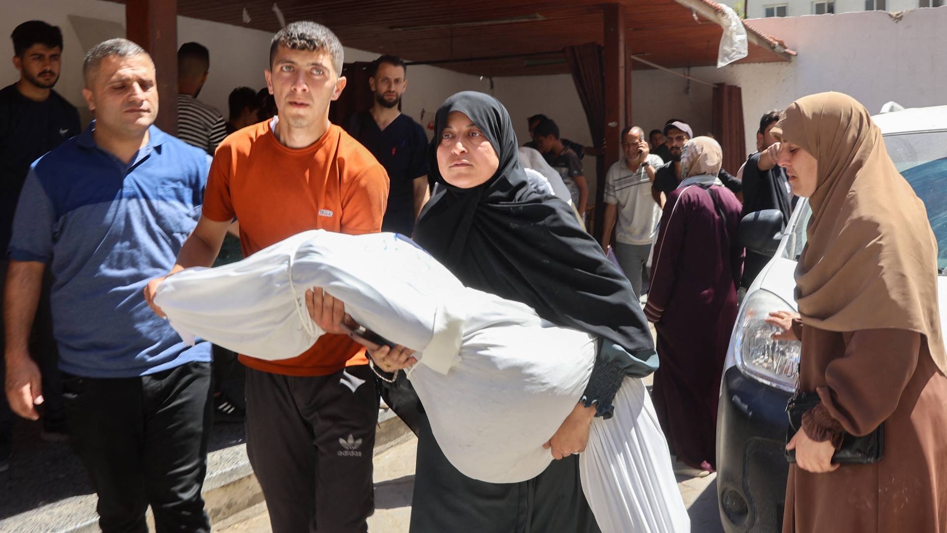 فلسطينيون يحملون جثمان أحد أحبائهم الذي استشهد خلال غارة للاحتلال