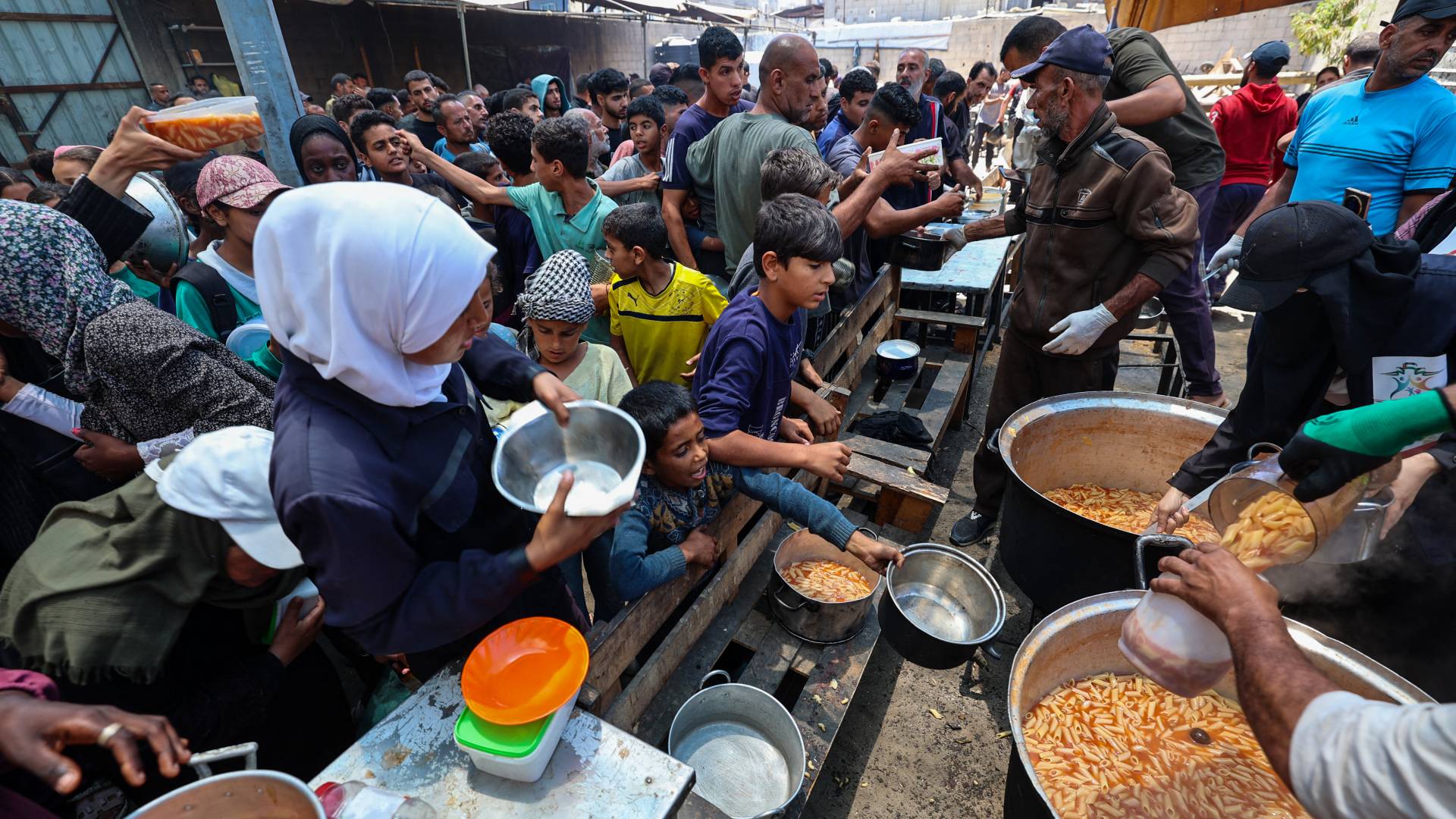 خلال محاولة الغزيين الحصول على الطعام