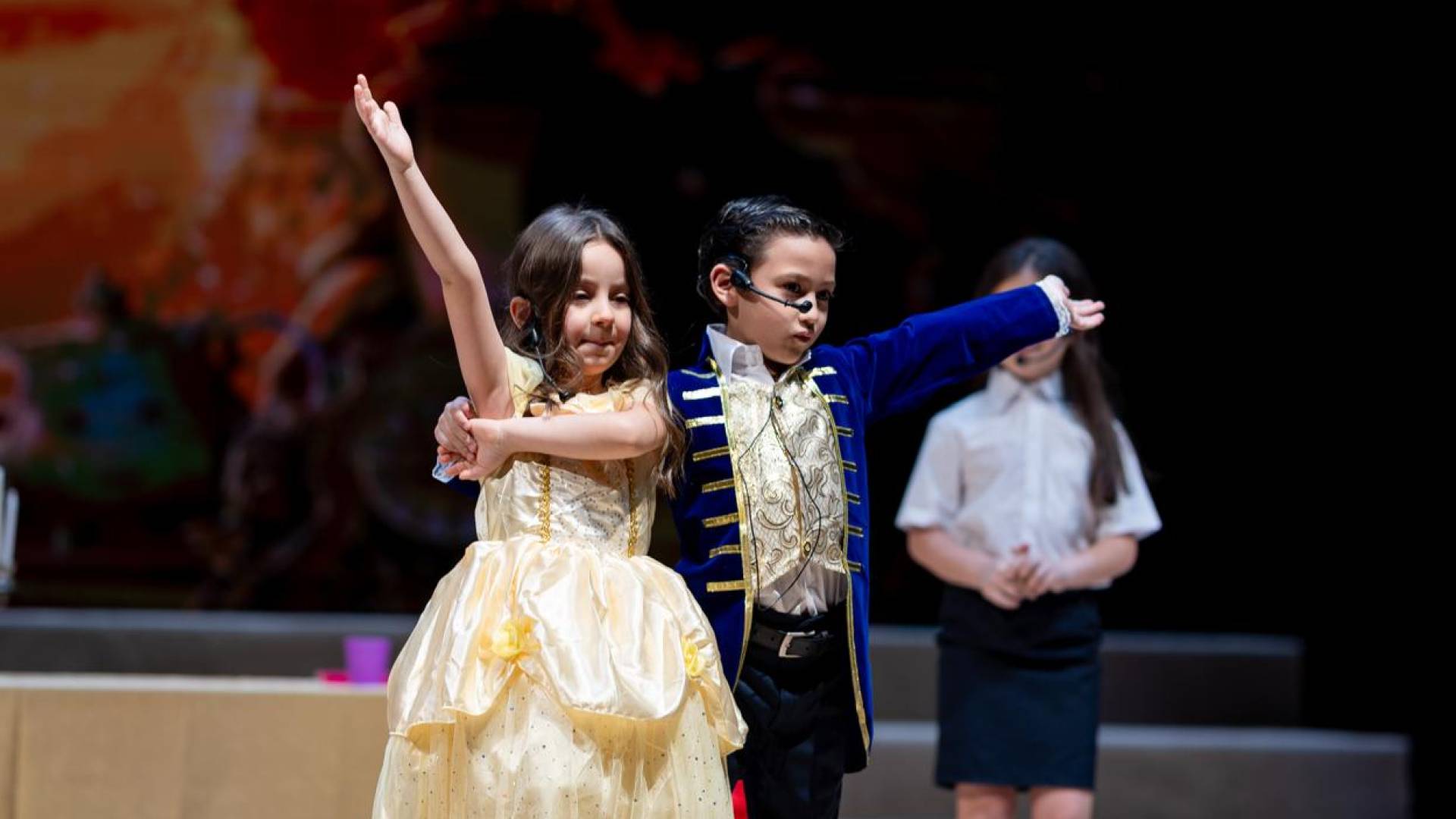 أطفال الروضة في كلية تراسانطة تقدم عرضا مسرحيا مدهشا