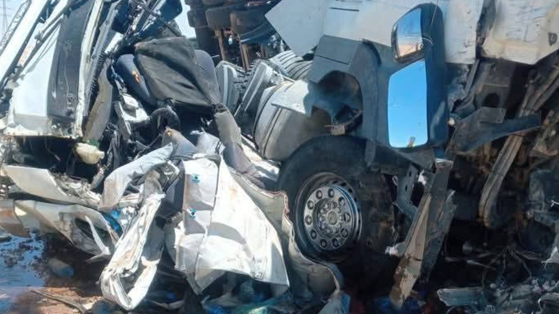 حادث مروع بين شاحنتين على طريق الموقر