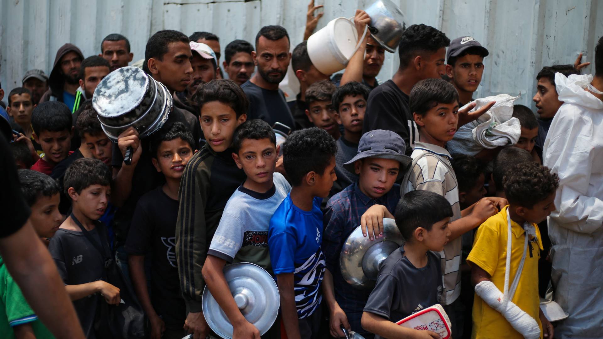 فلسطينيون ينتظرون دورهم للحصول على القليل من الطعام في غزة