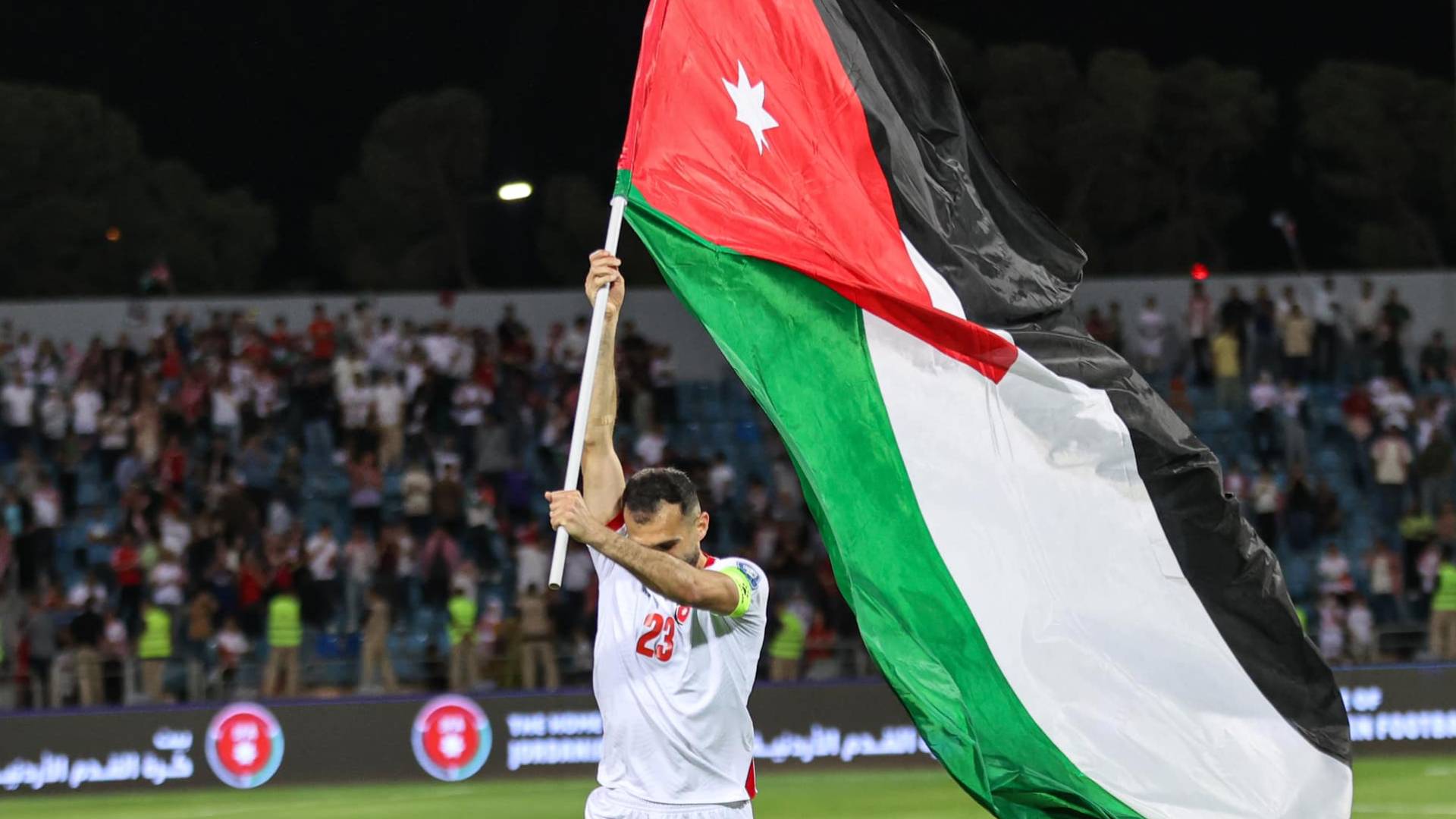 اللاعب إحسان حداد يرفع علم الأردن في أرض الملعب "أرشيفية"