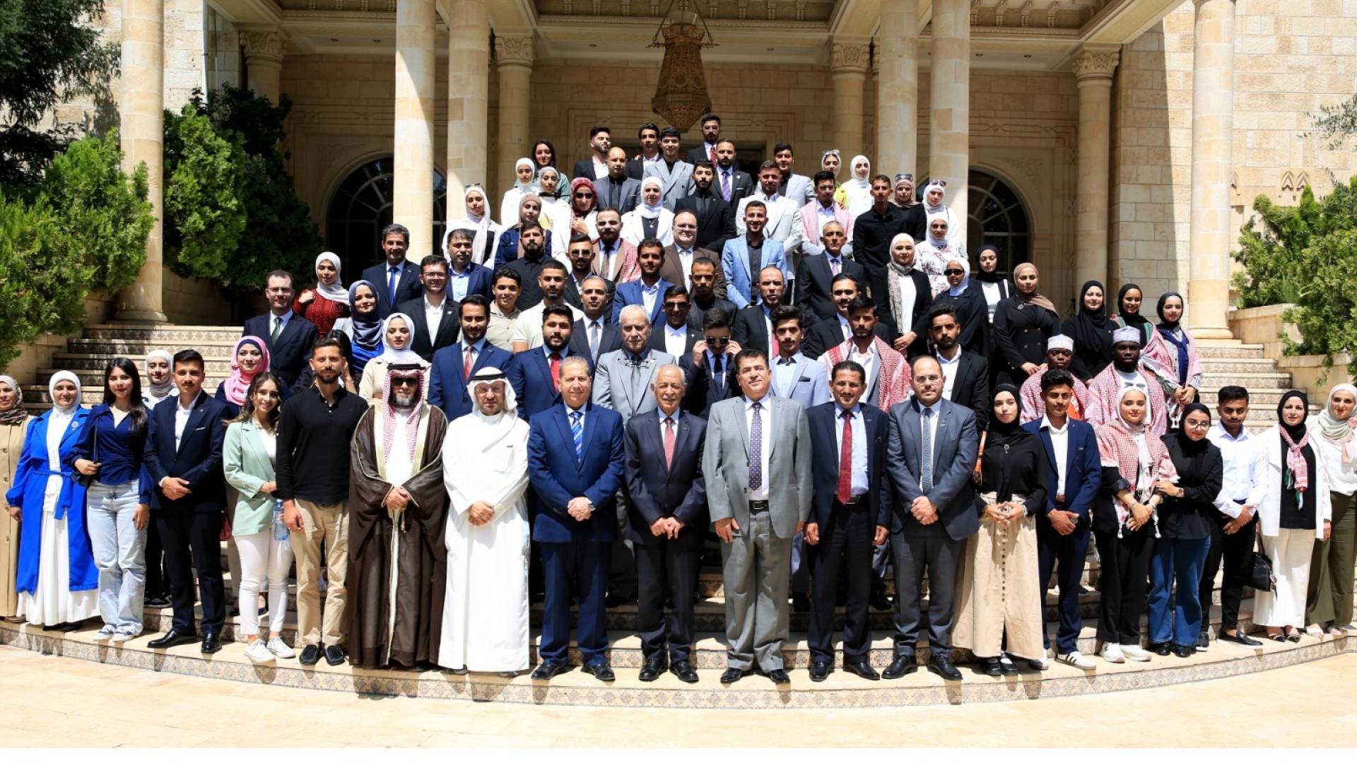 رئيس الديوان الملكي يلتقي وفدا من جامعة عمان العربية وشبابا من محافظة الكرك