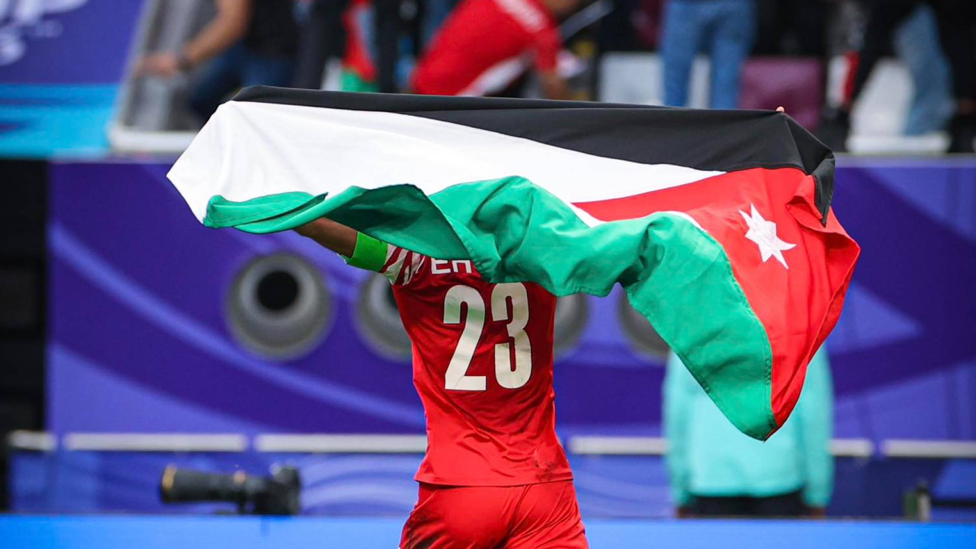 لاعب النشامى يرفع عم الأردن
