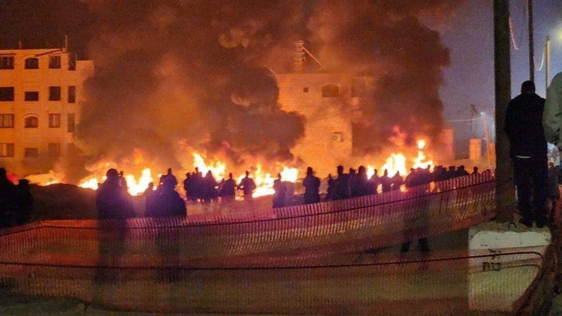 عشرات الجرحى وحرائق واسعة بهجوم مستوطنين على قرية دير دبوان في الضفة الغربية