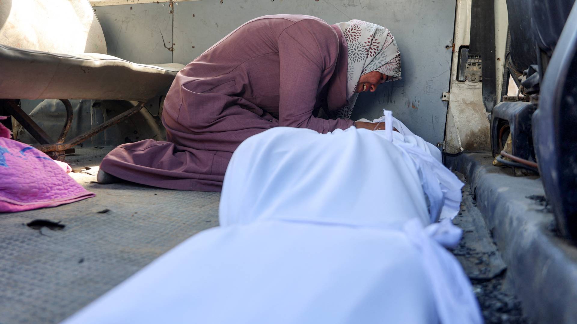 الحزن على الشهداء في غزة