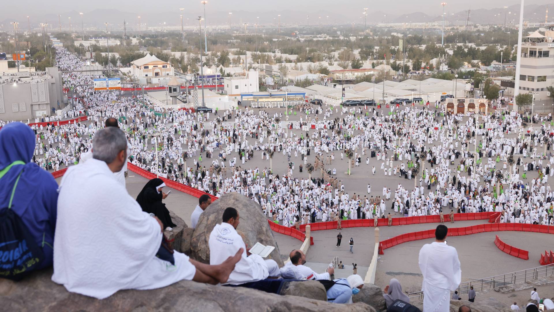 قوات أمن الحج السعودية: ضبط مواطنين لنقلهما 99 وافدا إلى مكة المكرمة بمخابئ سرية