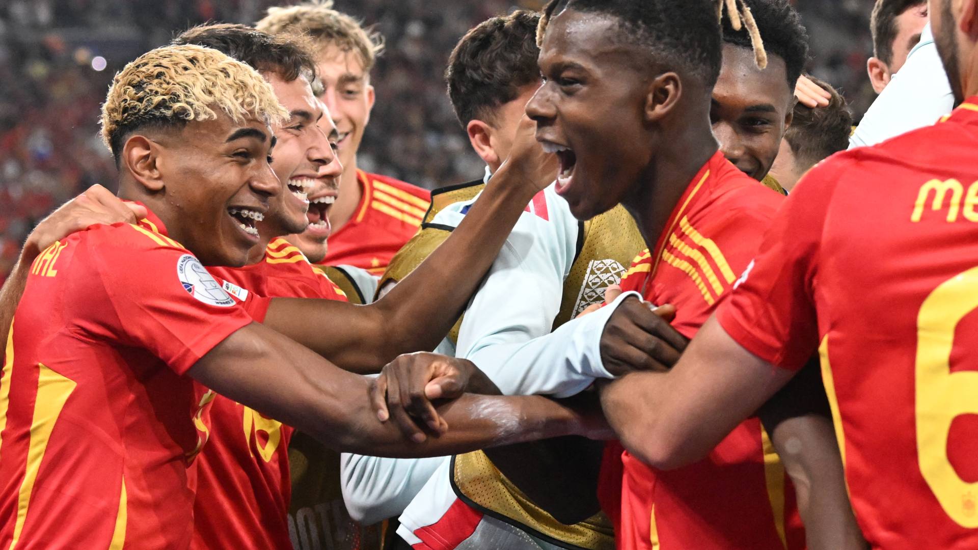 فرحة المنتخب الاسباني بالفوز على نظيره الفرنسي