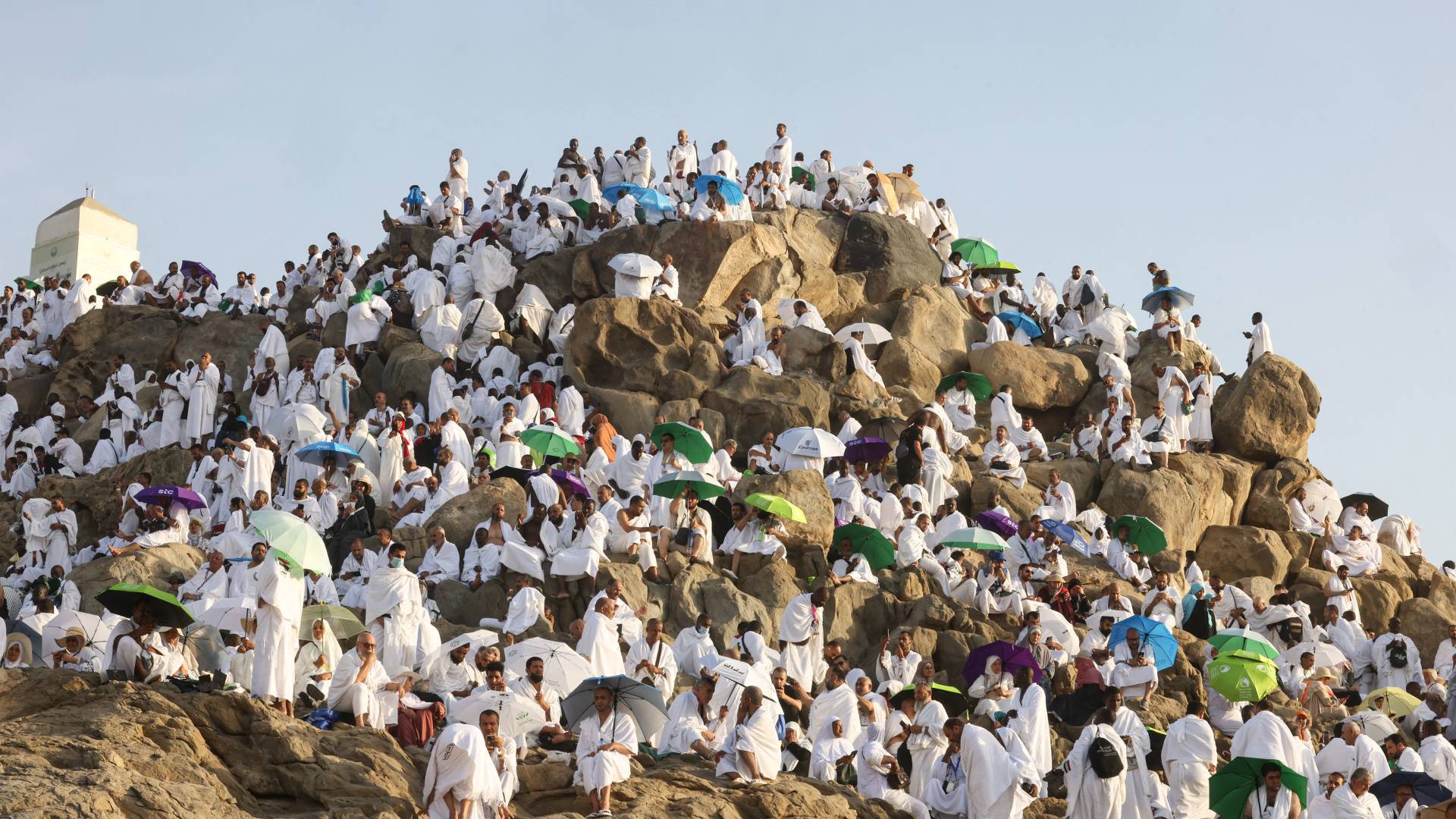 حجاج يؤدون صلاة الفجر على جبل عرفات في السعودية