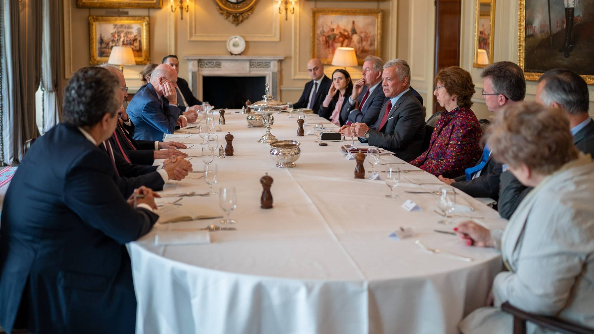 الملك يجتمع في لندن بمسؤولين وبرلمانيين بريطانيين