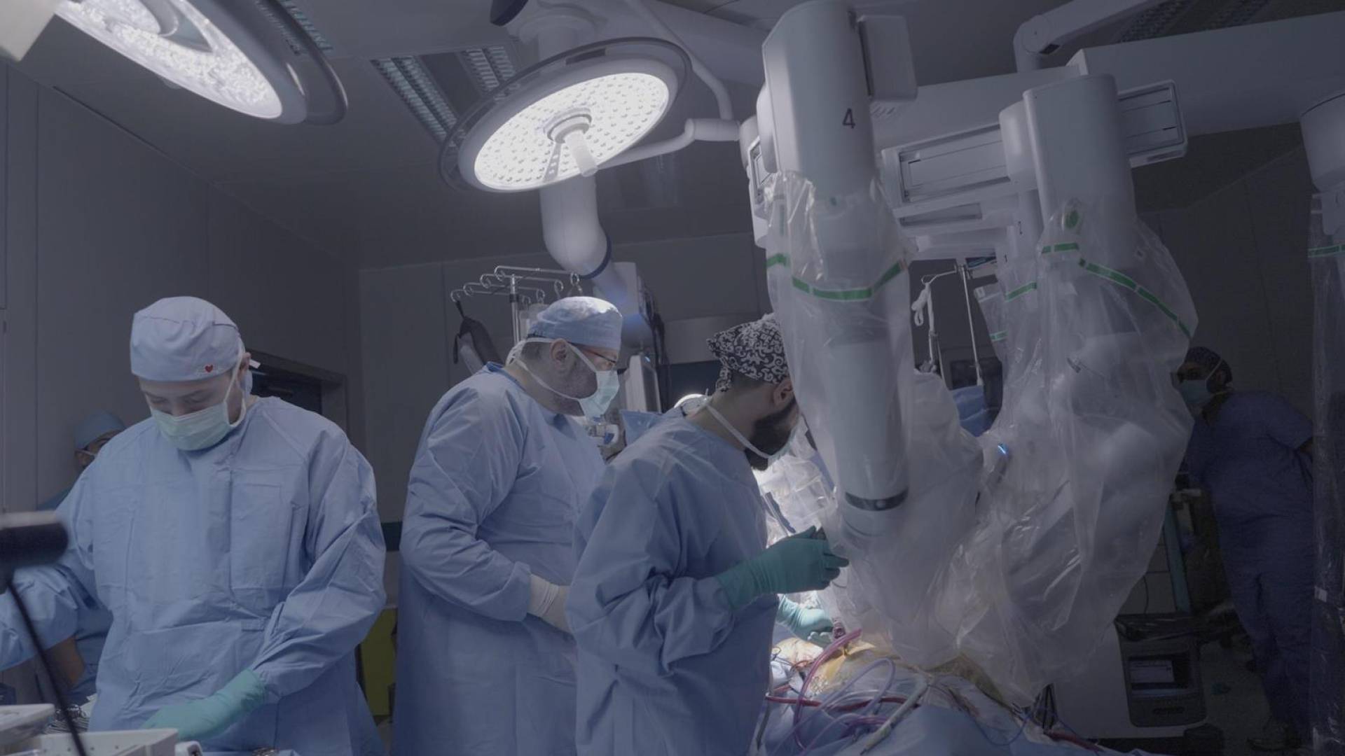 استبدال صمام قلبي باستخدام روبوت جراحي لمواطنة سعودية في مكة