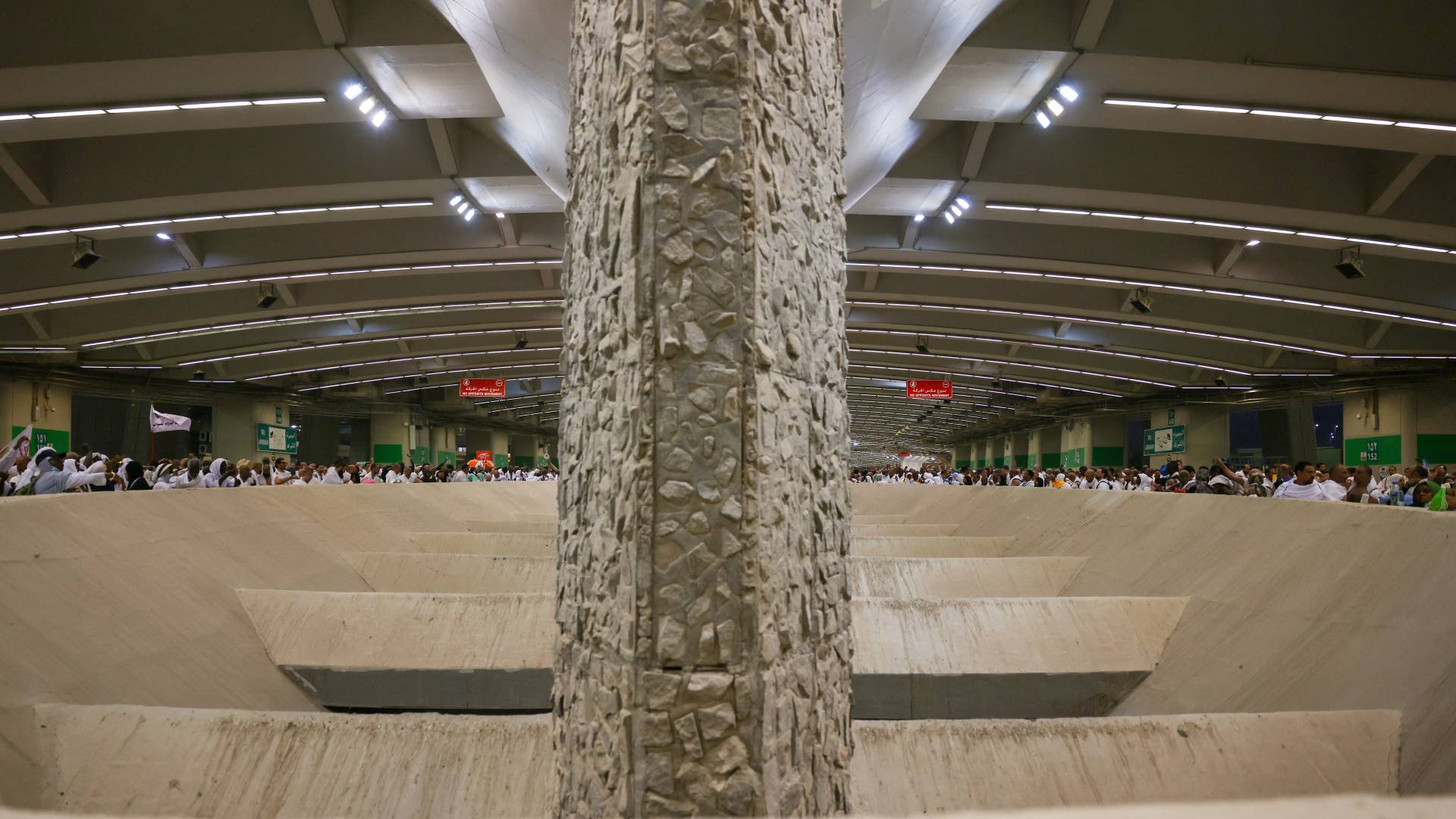 حجاج بيت الله يواصلون رمي الجمرات