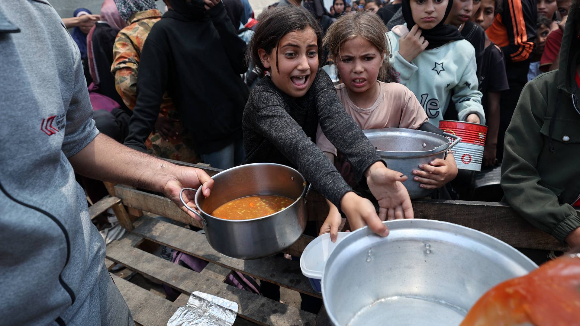 فتيات يحصلن على القليل من الطعام في غزة