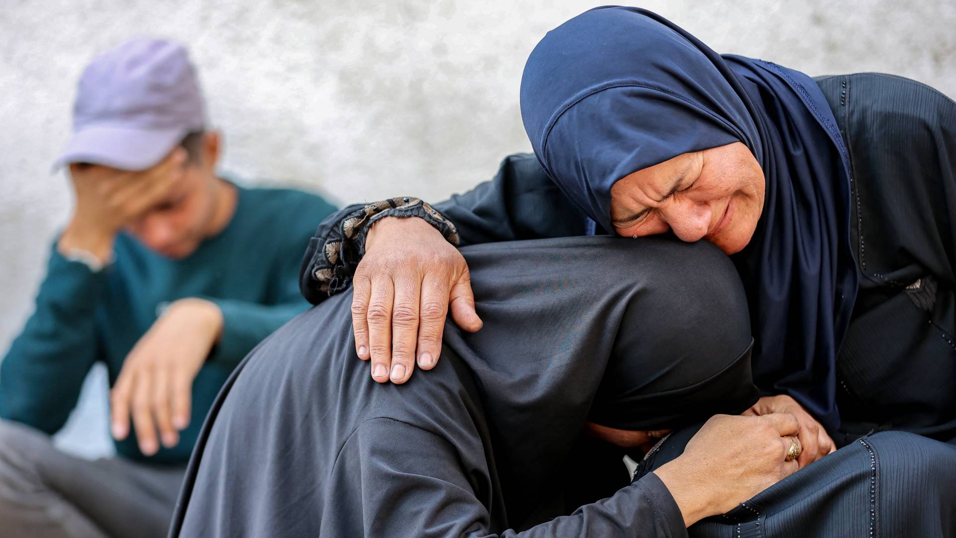 سيدات فلسطينيات يبكين أفراد من عائلاتهم في غزة