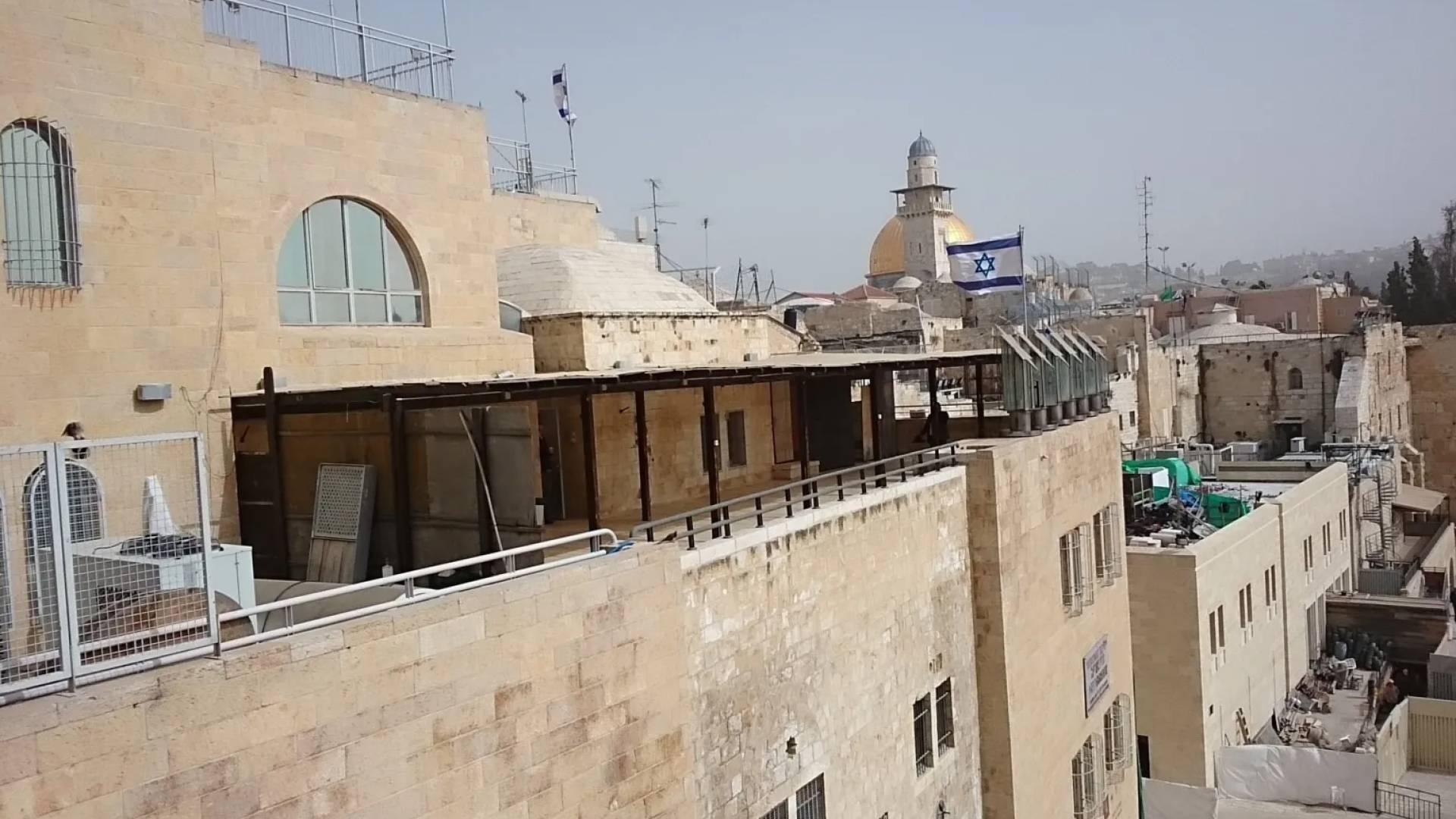 حريق يستهدف كنيس الحاخام يتسحاق يوسف بالقدس - فيديو