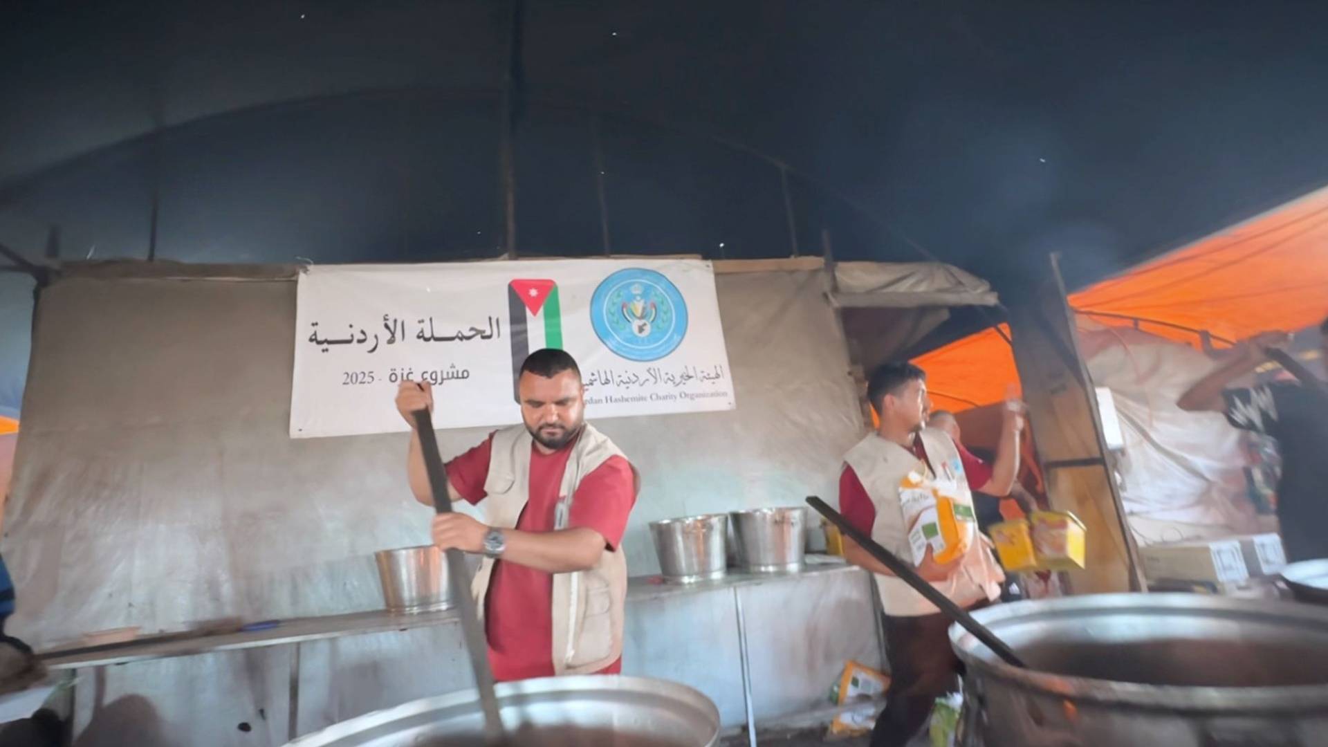 الخيرية الأردنية الهاشمية تواصل توزيع الوجبات الساخنة في غزة ثالث أيام العيد.. فيديو