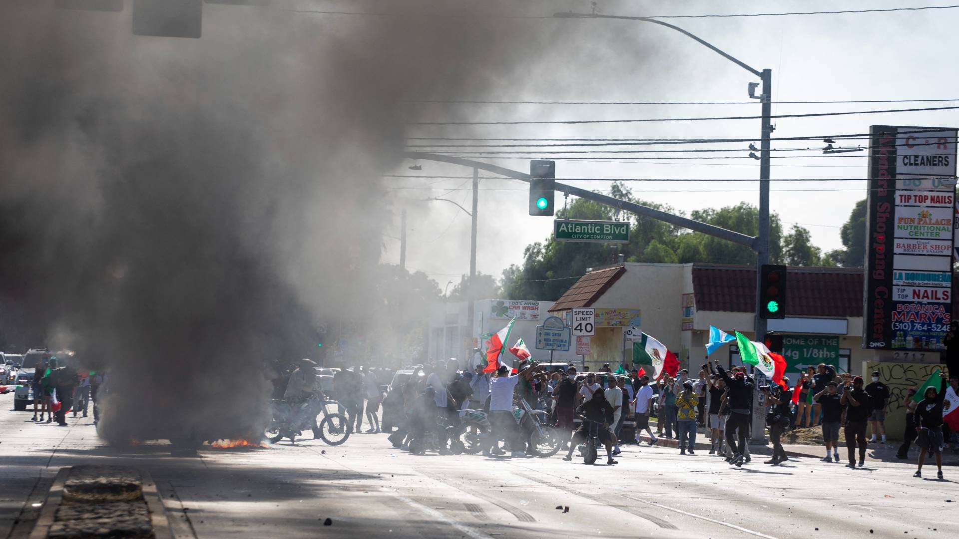 اشتباك قوات إنفاذ القانون مع متظاهرين خلال احتجاج أعقب عمليات تهجير في أمريكا