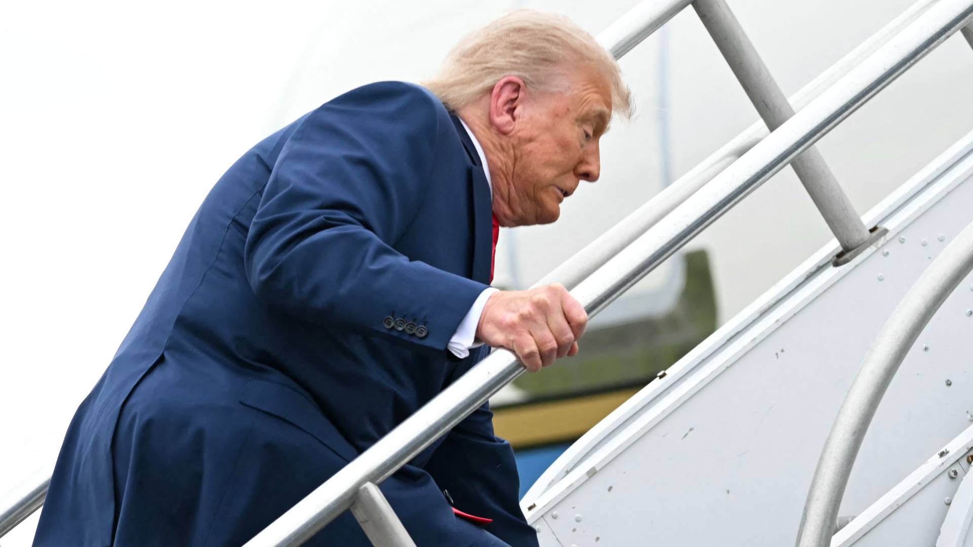 تعثر الرئيس الأمريكي دونالد ترمب