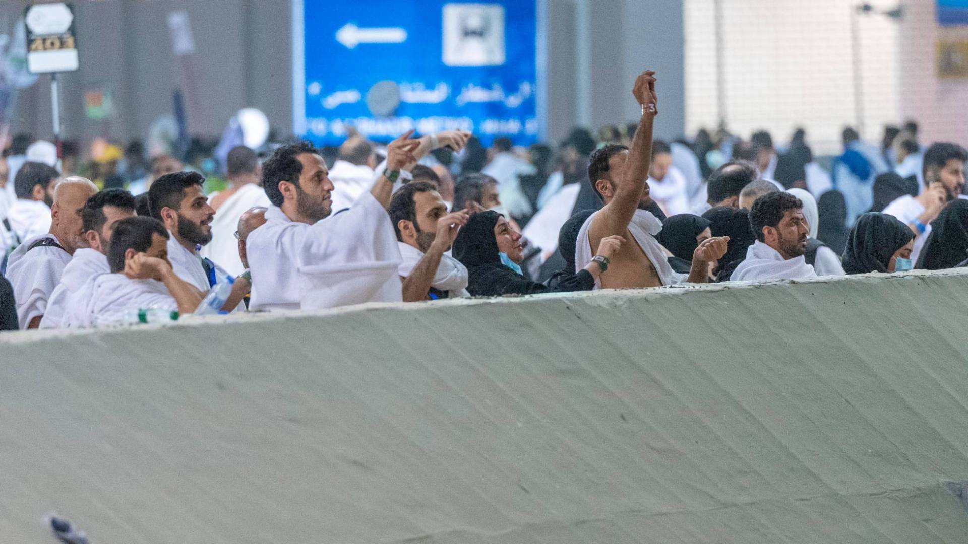 الحجاج يرمون الجمرات