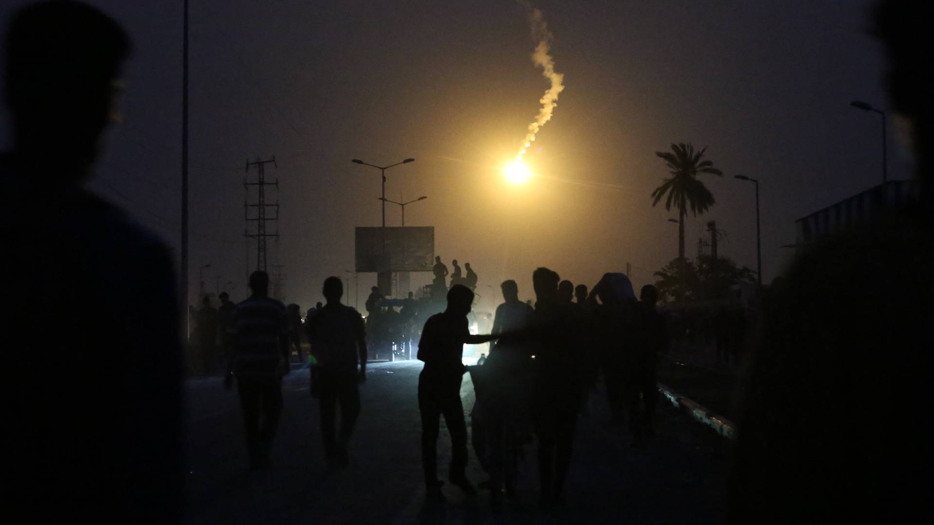 قنابر مضيئة في سماء غزة