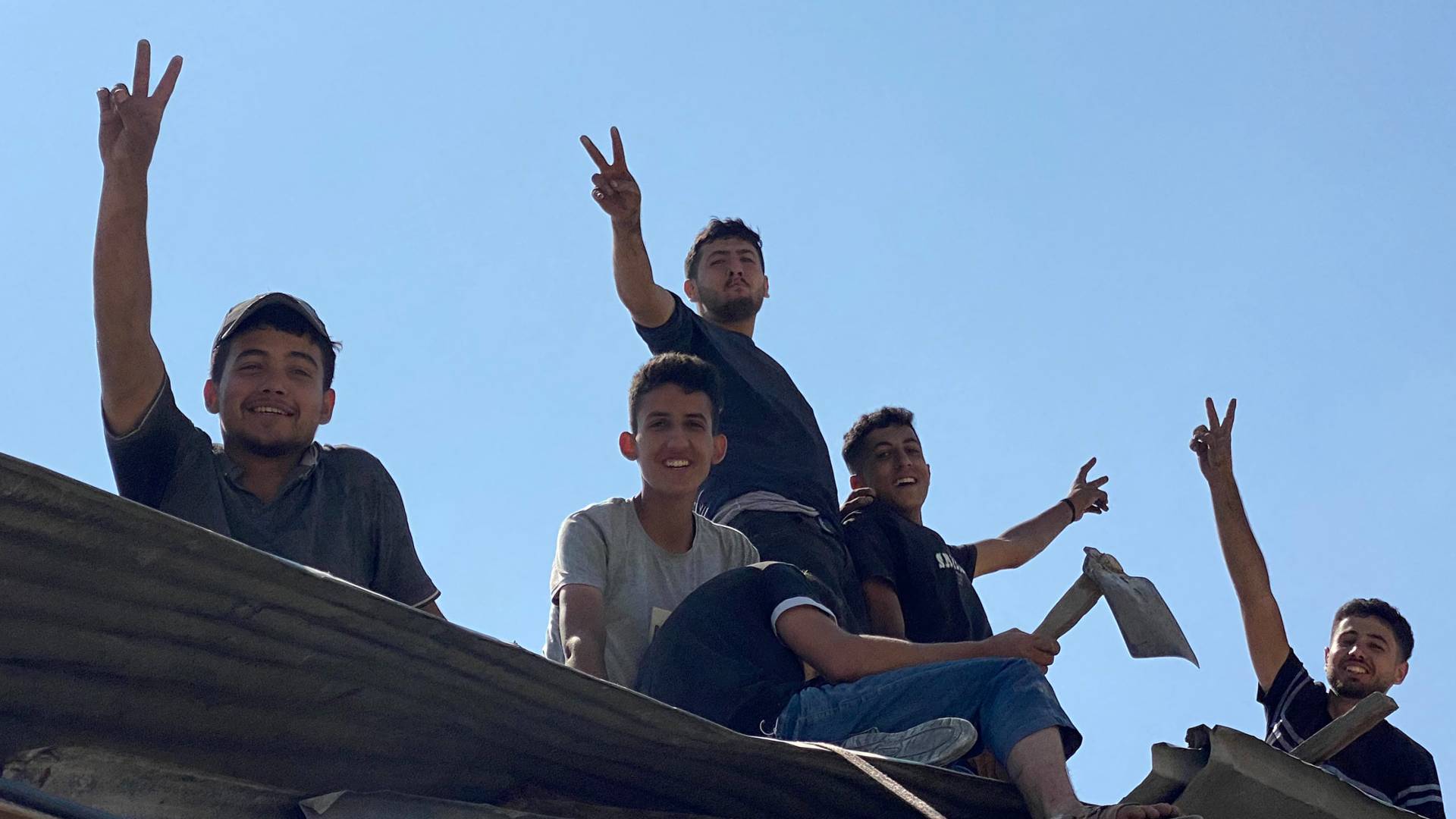 فلسطينيون يرفعون إشارة النصر في غزة