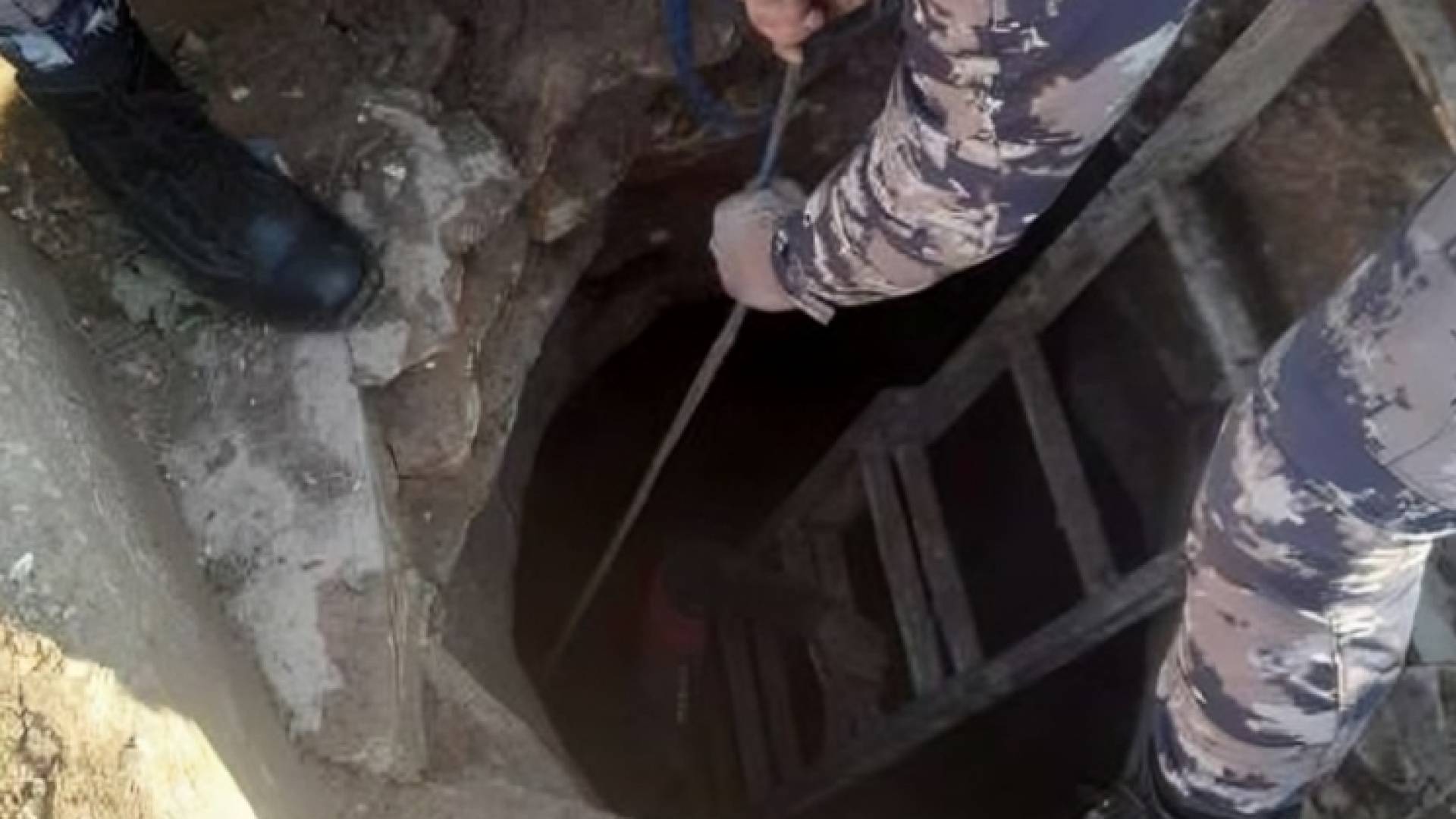 محاولة إنقاذ شخص سق في بئر "أرشيفية"