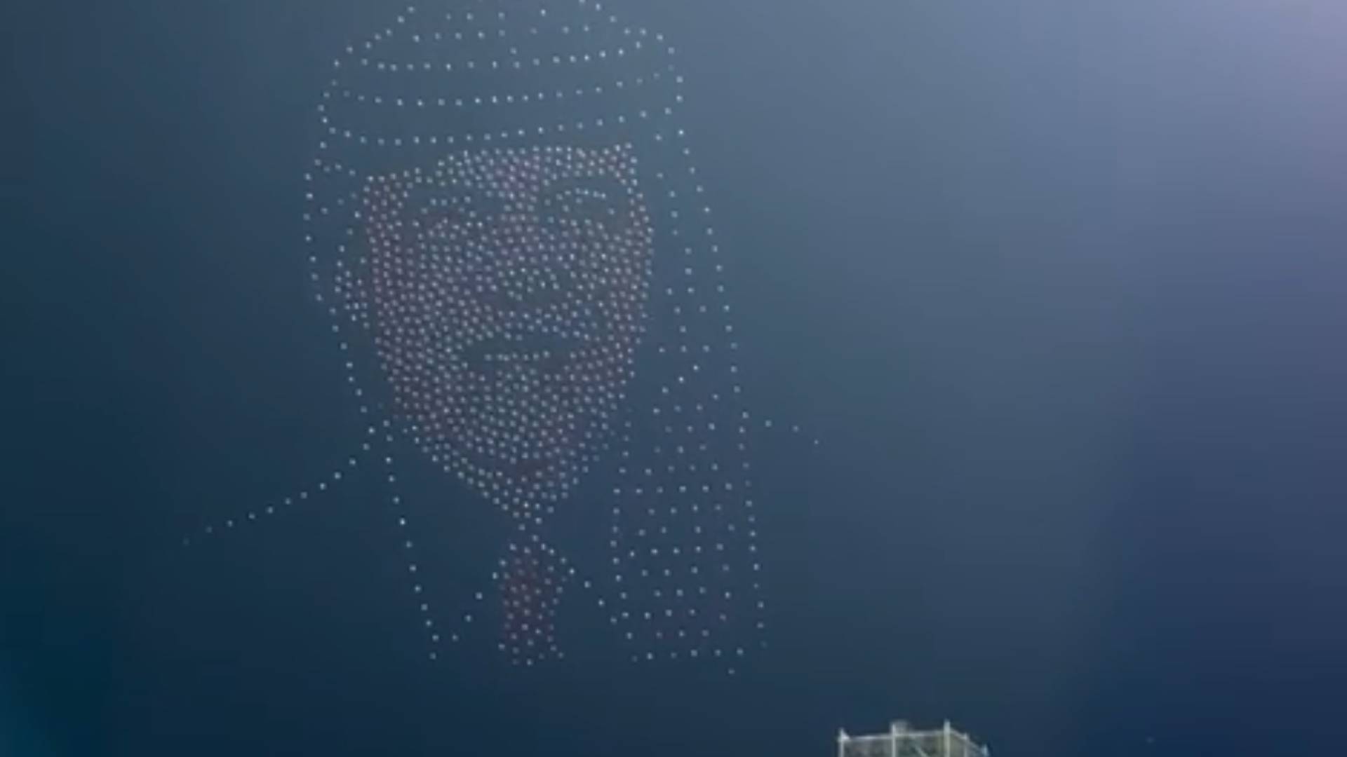 طائرات درون تشكل صورة جلالة الملك