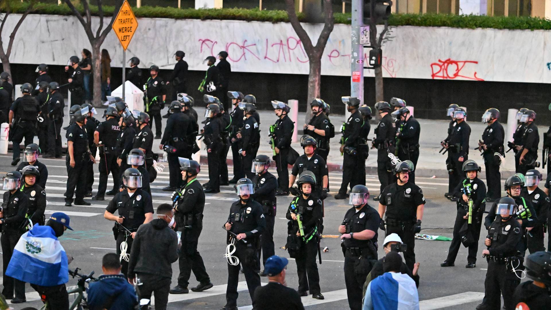 ضباط الشرطة الأمريكية يرتدون معدات مكافحة الشغب