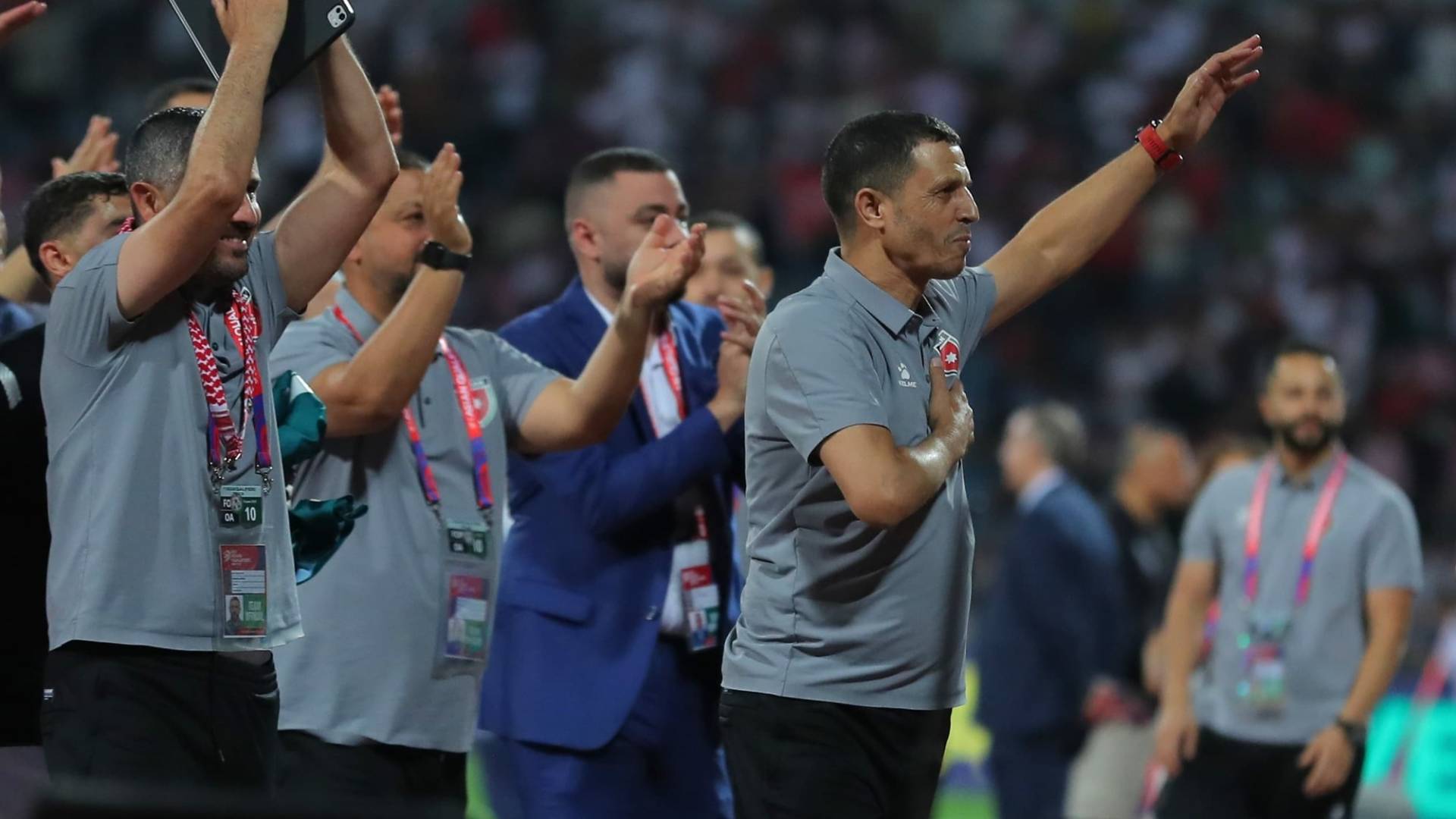 مدرب النشامى جمال السلامي يحي الجماهير بعد مباراة العراق